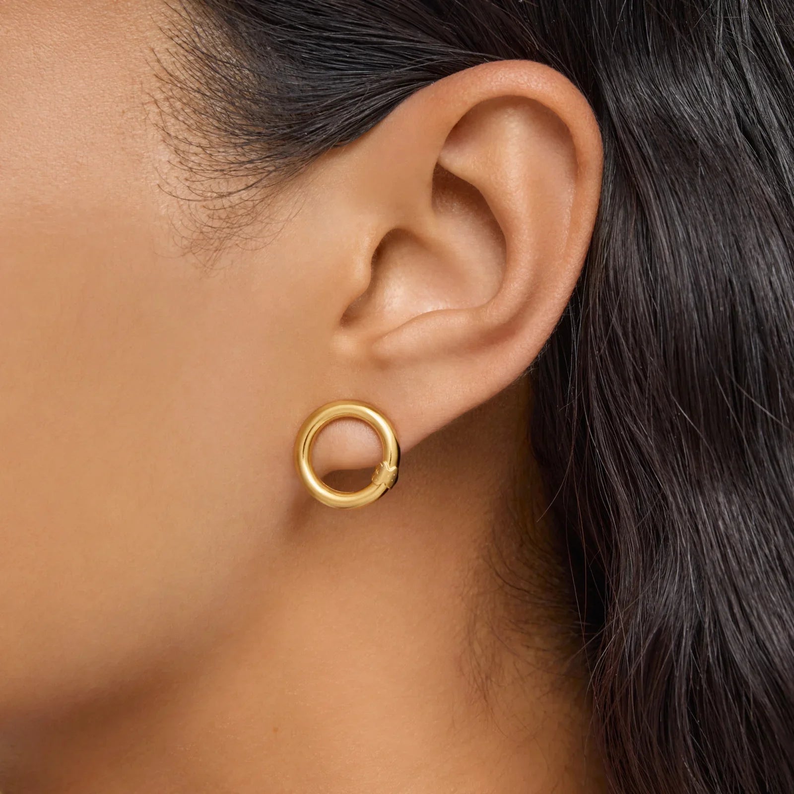 עגיל חישוק זהב קלאסי על אוזן אישה, תכשיטים יוקרתיים CHOZEN