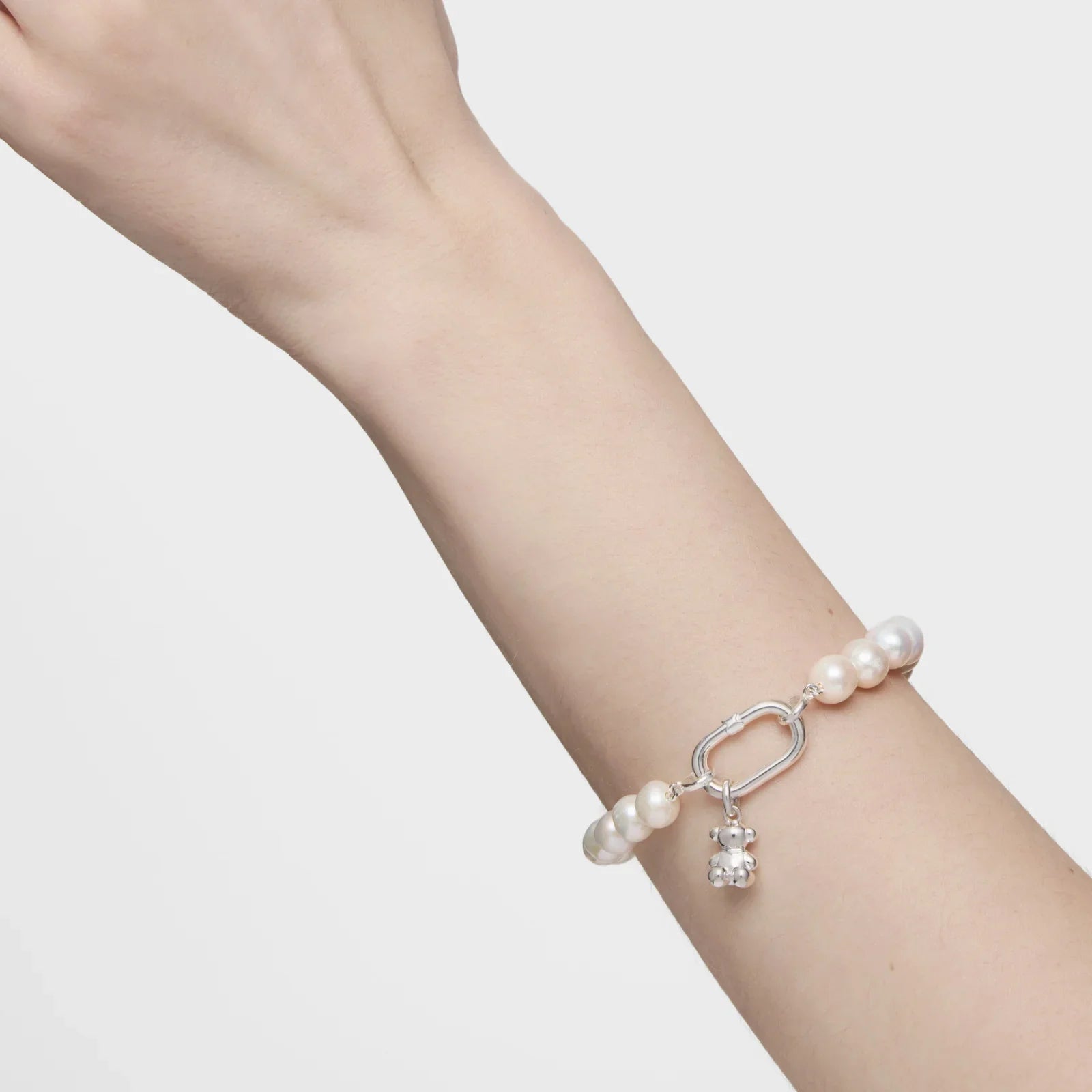 צמיד פנינים עם תליון דוב כסוף על פרק יד, עיצוב אלגנטי CHOZEN מבית קבוצת אלפא