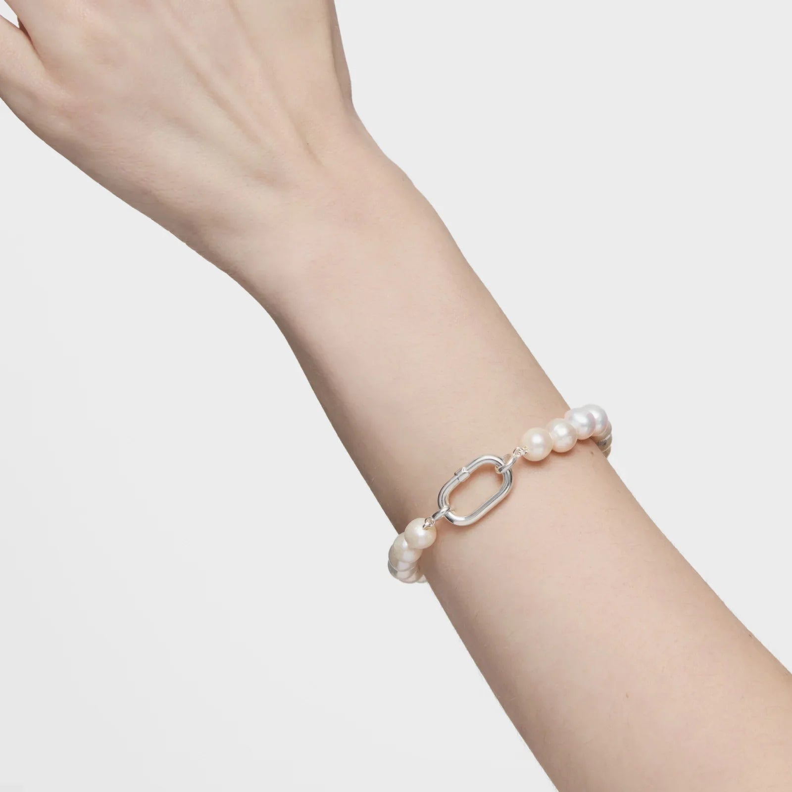 צמיד פנינים עם סוגר מתכתי על זרוע, תכשיטים יוקרתיים CHOZEN מבית קבוצת אלפא