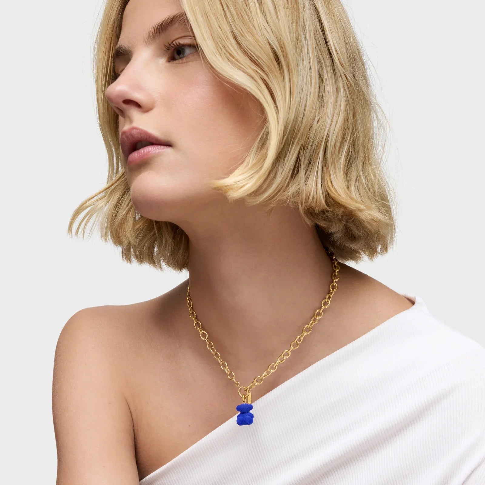 שרשרת זהב עם תליון דוב כחול על דוגמנית, צילום לקטלוג CHOZEN מבית קבוצת אלפא