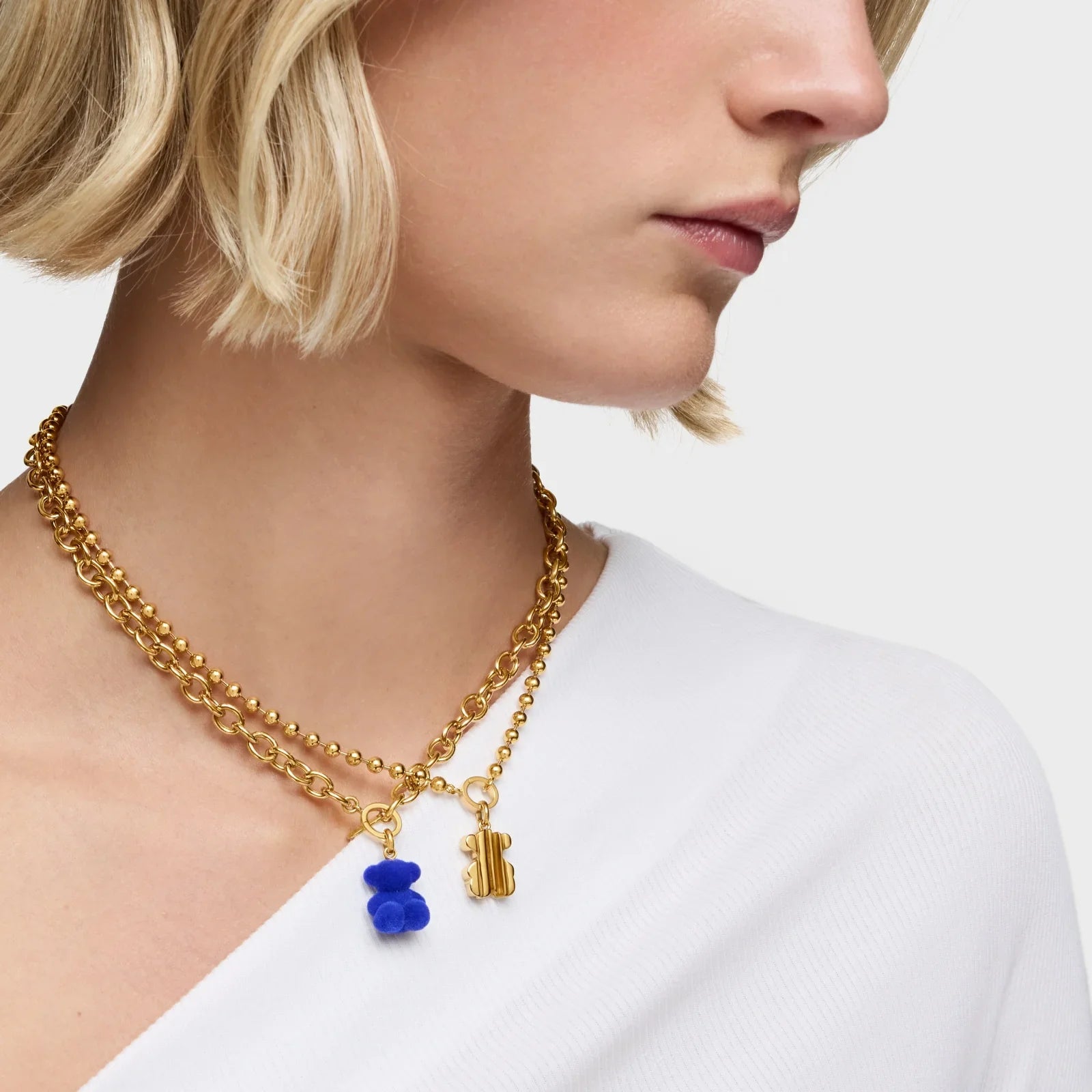 שרשרת זהב אופנתית עם תליון דוב כחול ותליון דוב זהב על דוגמנית, CHOZEN מותגים מובילים