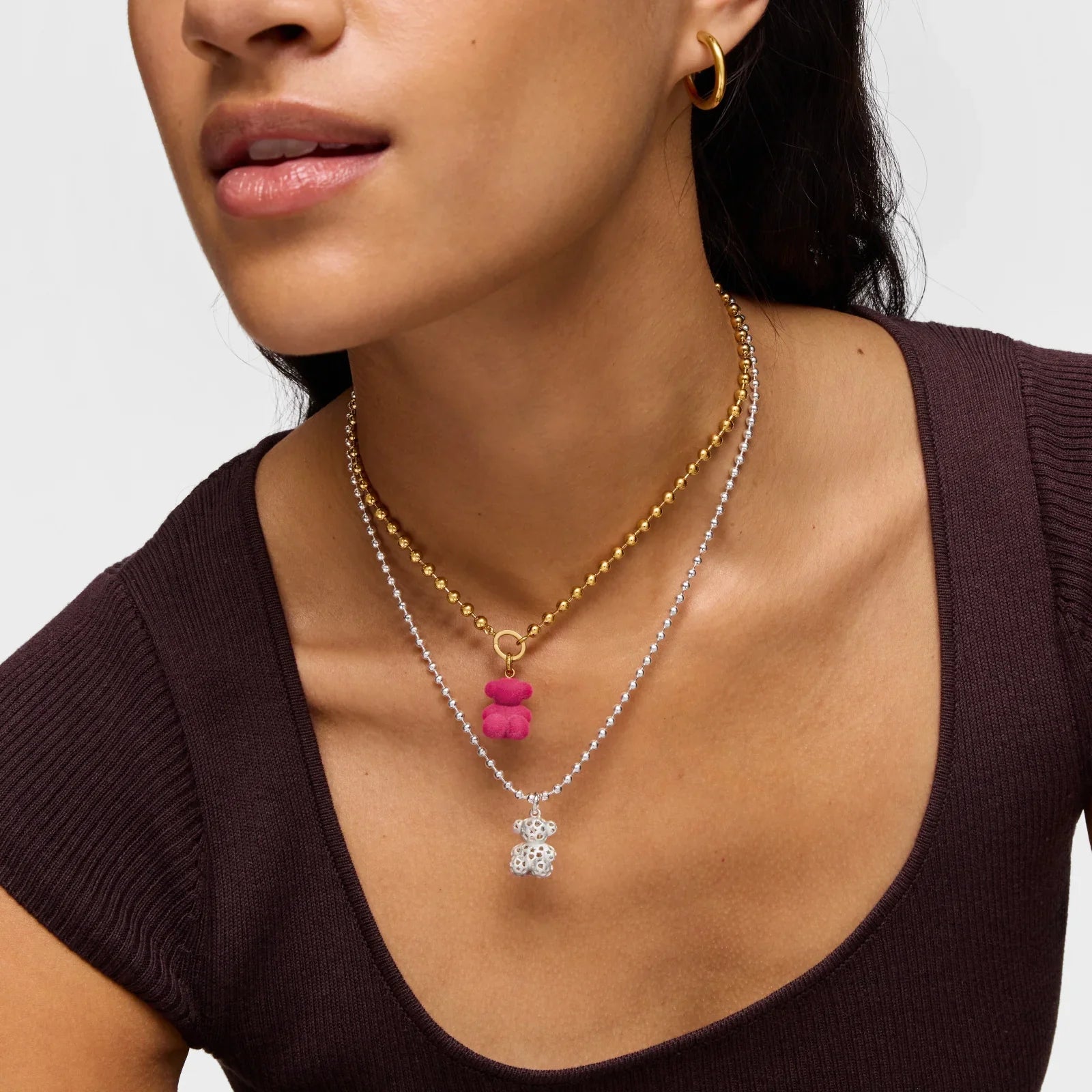 שרשרת גולדפילד עם תליון ורוד ושרשרת כסף עם תליון דובי לבן, מוצג על דוגמנית, CHOZEN