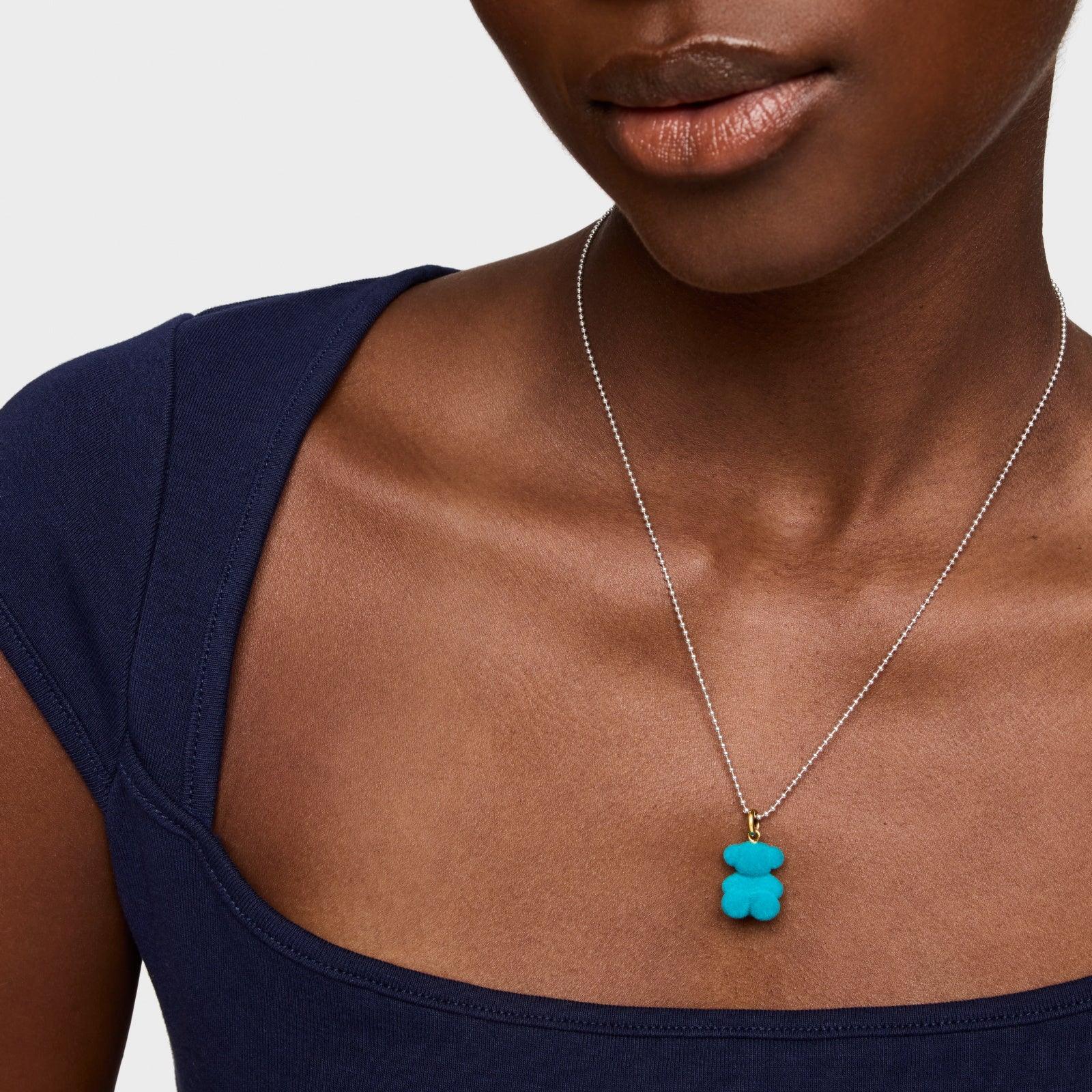 שרשרת כסף עדינה עם תליון דובון כחול, צילום תקריב לצוואר, מבית CHOZEN