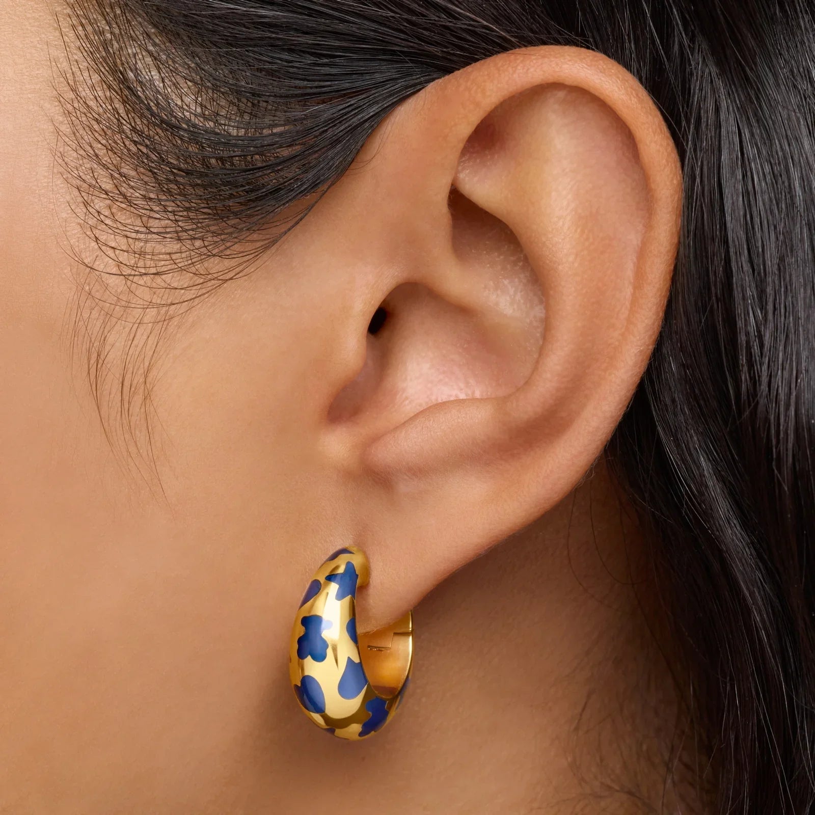 עגיל חישוק זהב עם דוגמת פרחים כחולים על אוזן, תכשיטים יוקרתיים CHOZEN