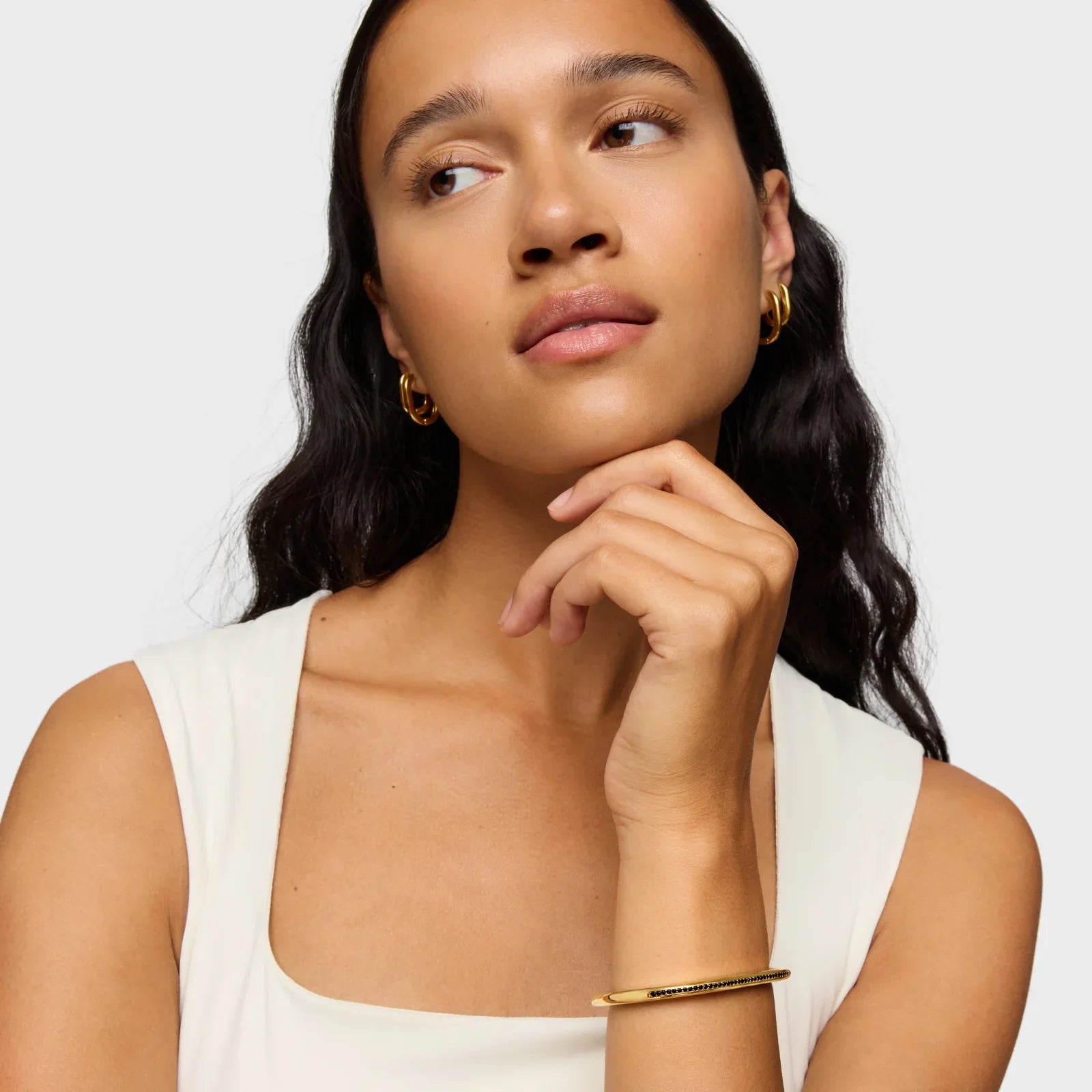 אישה עם עגילים וצמיד זהב, תכשיטים אופנתיים, CHOZEN מותגים מובילים