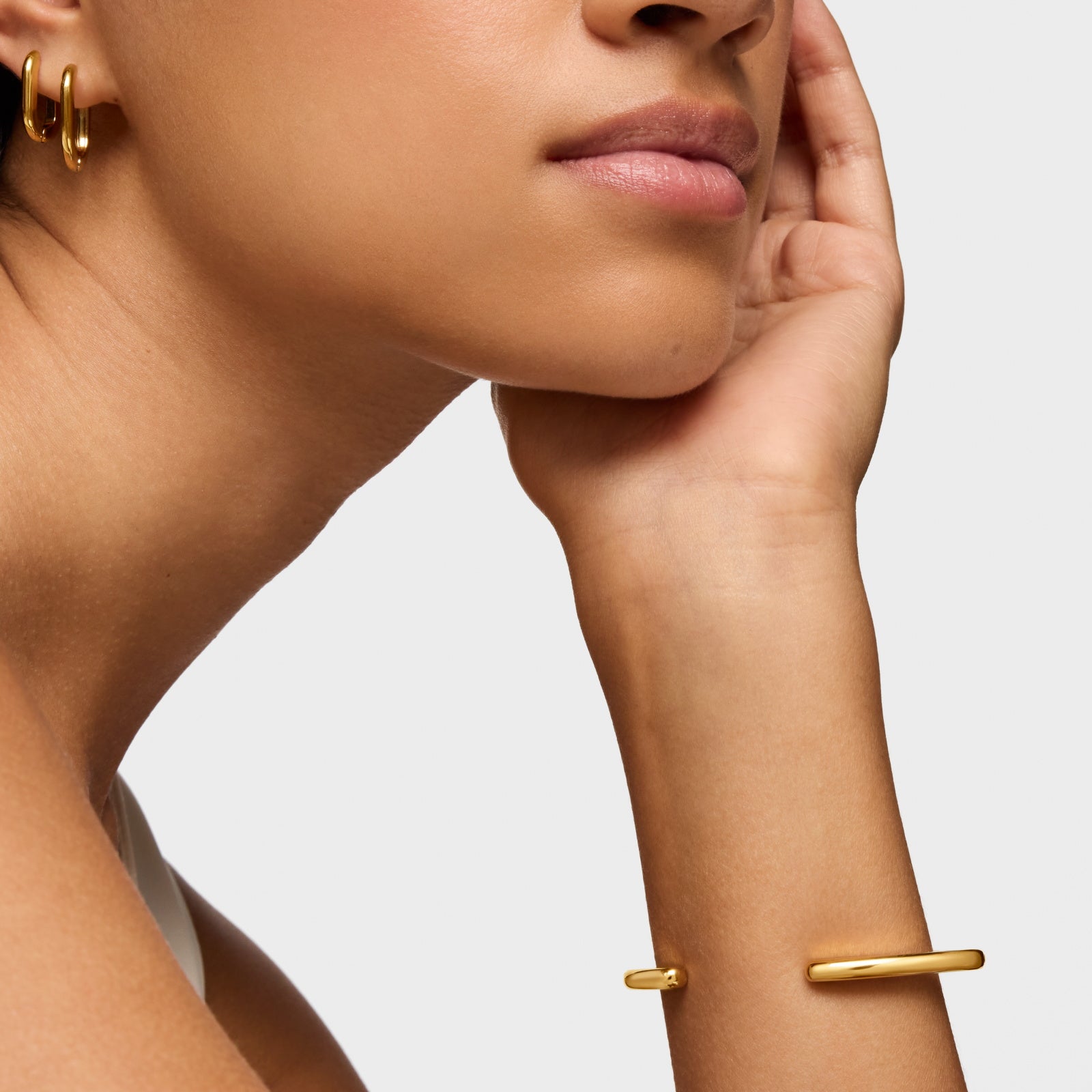 טואוס צמיד בנגל בשיבוץ אבני חן Line מכסף ועליו זהב 18 קראט