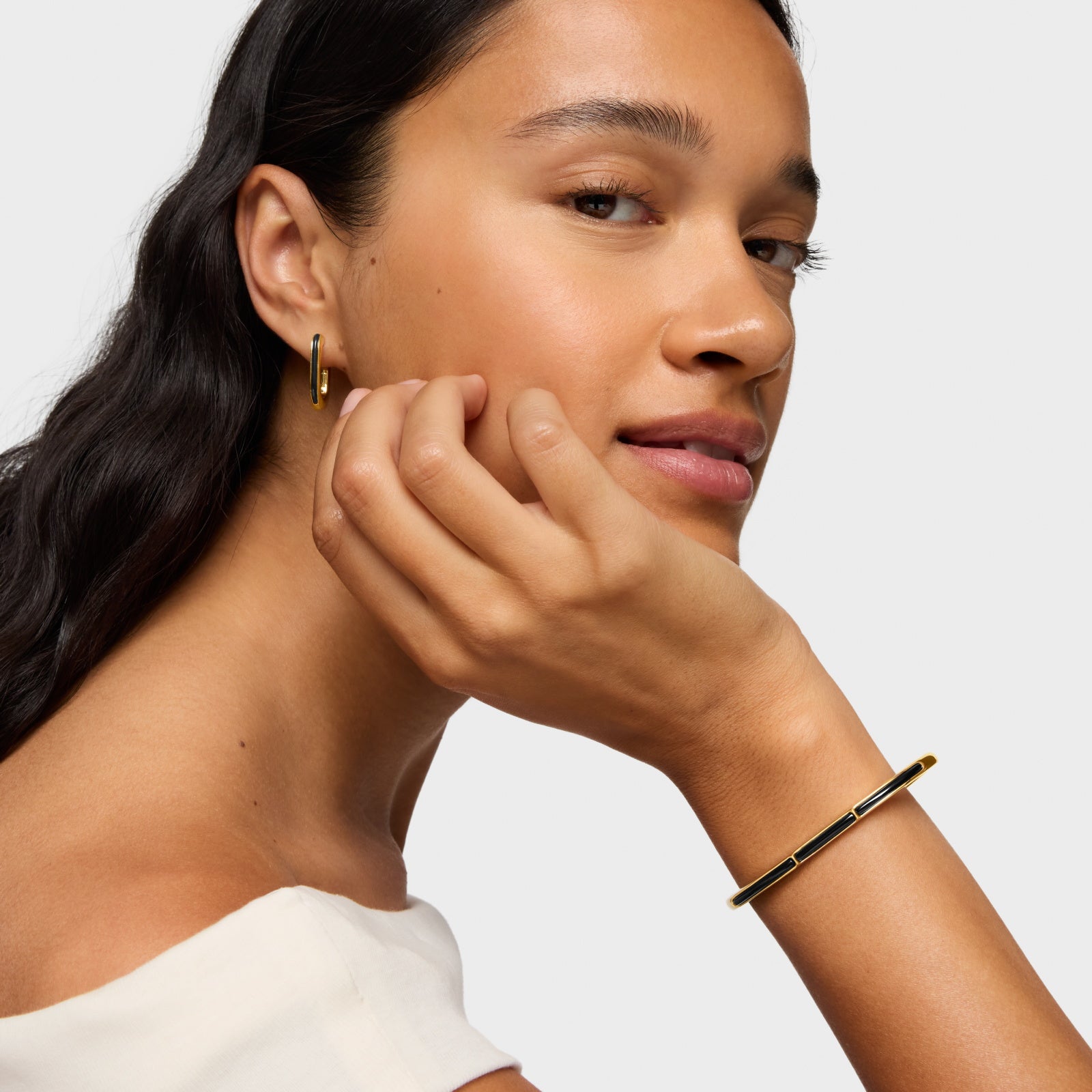 טואוס צמיד בנגל בשיבוץ אבני חן Line מכסף ועליו זהב 18 קראט