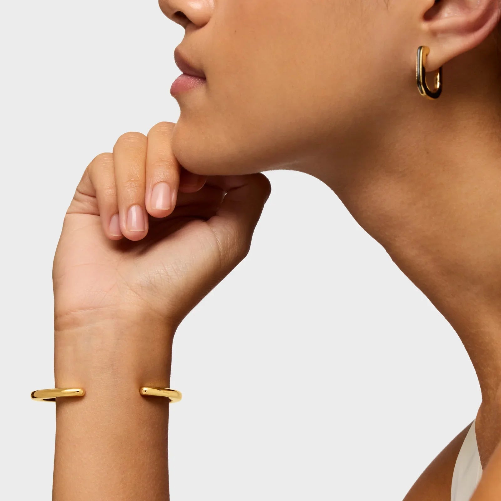 עגיל וטבעת זהב יוקרתיים על דוגמנית, תכשיטים אופנתיים מ-CHOZEN מותגי על רשמיים