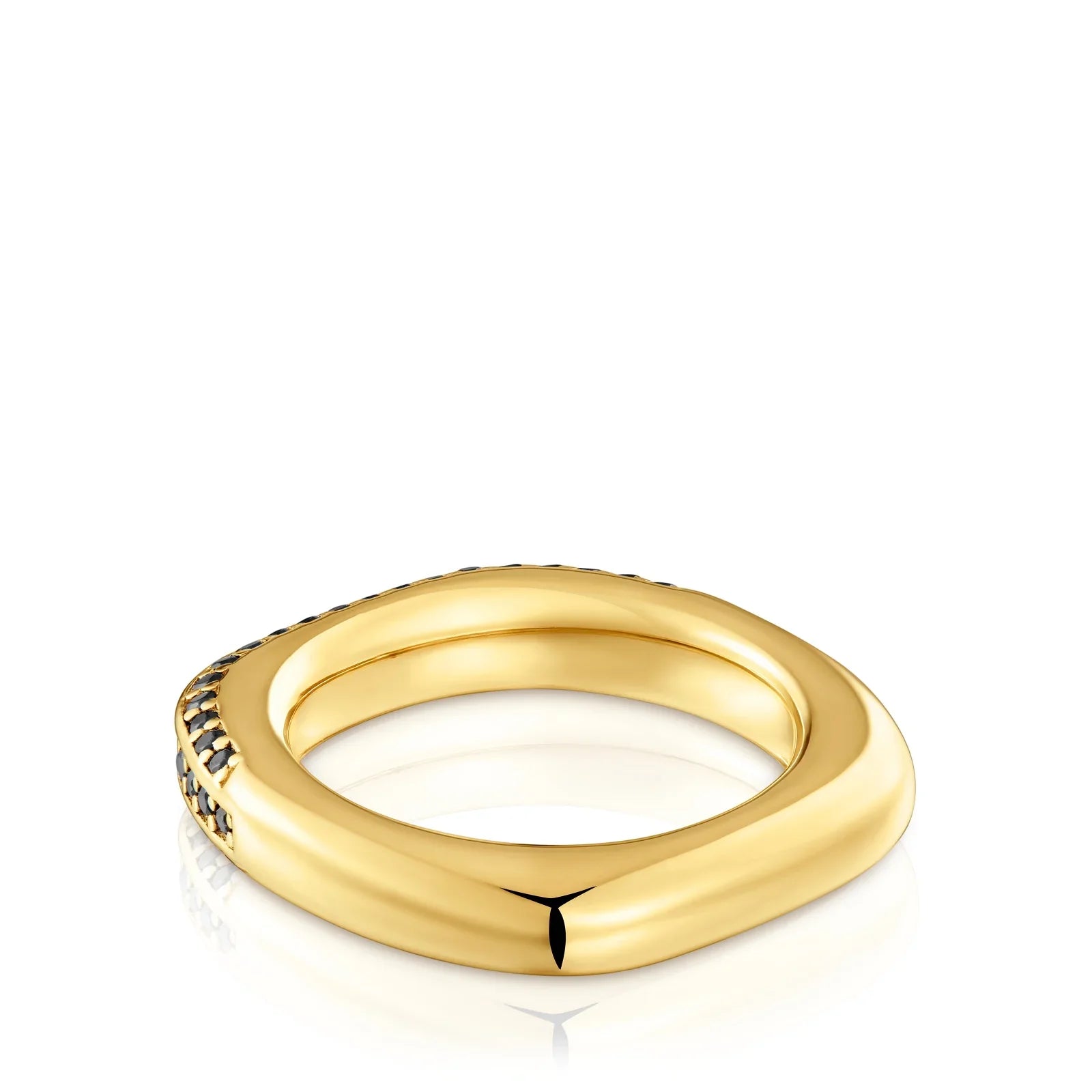טבעת זהב יוקרתית מעוצבת, במראה מודרני, מבית CHOZEN, רקע לבן