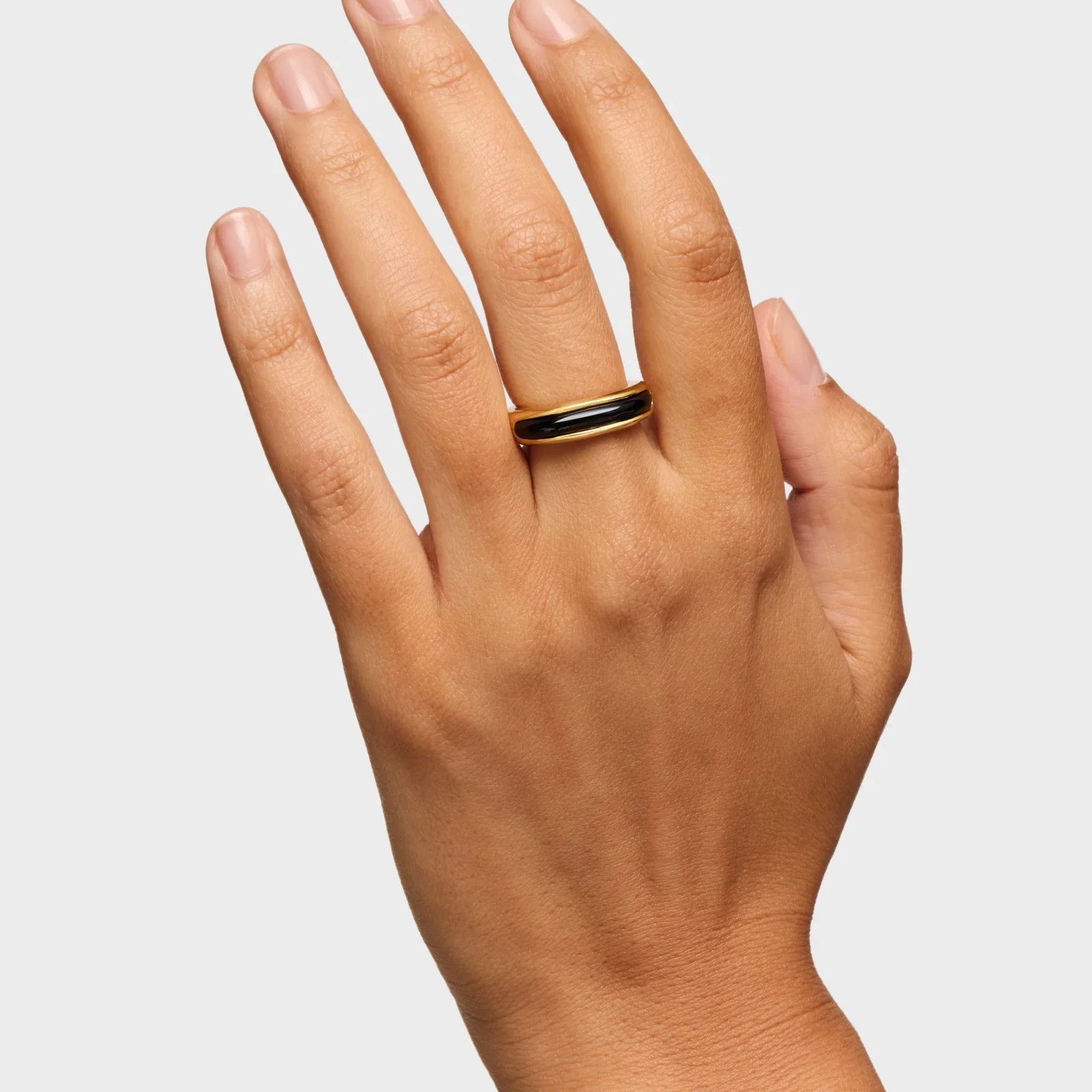 יד עם טבעת זהב בעיצוב מודרני, צילום תדמית מותג CHOZEN, תכשיטים יוקרתיים