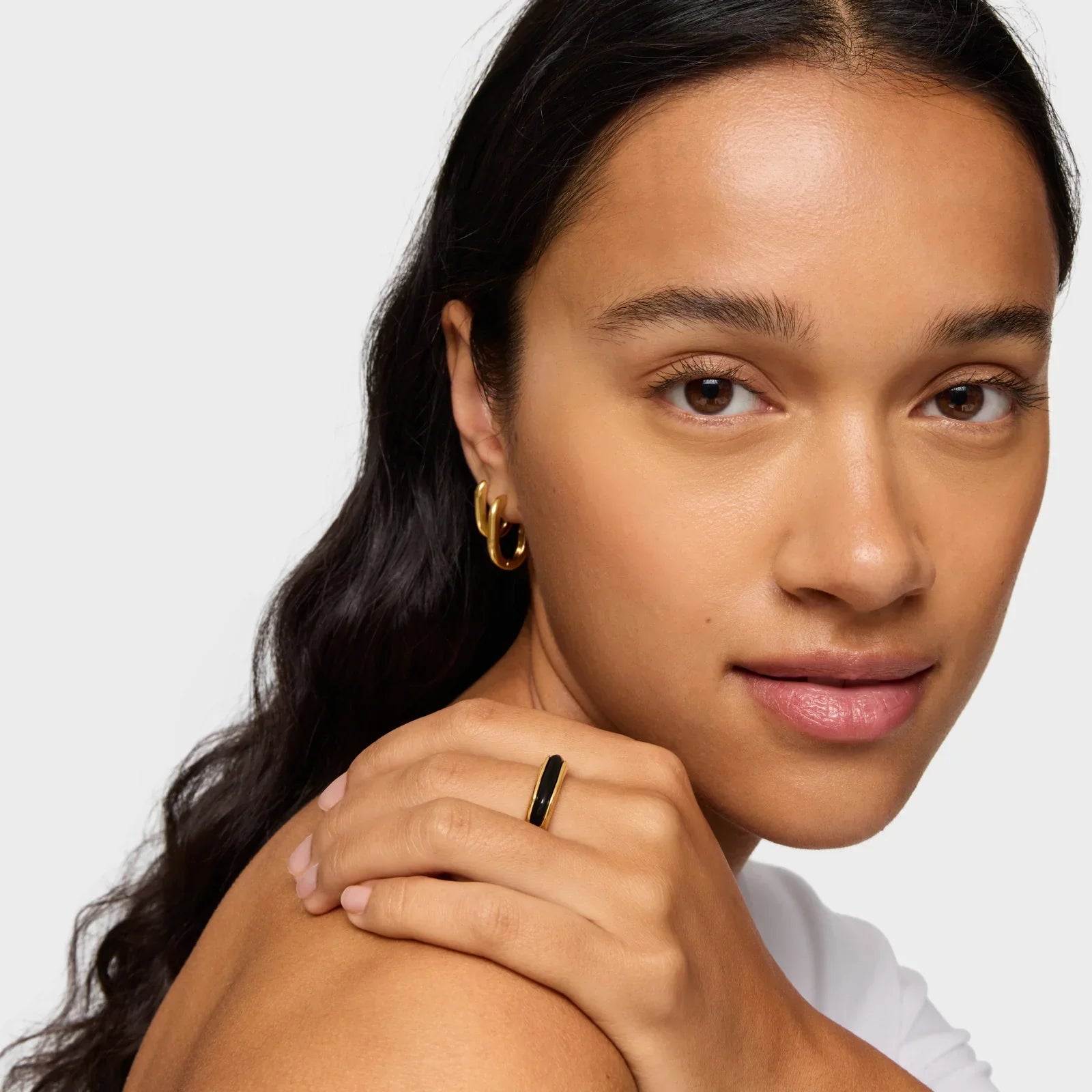 אישה עונדת טבעת זהב ועגילי זהב, צילום תקריב תכשיטים איכותיים מ-CHOZEN