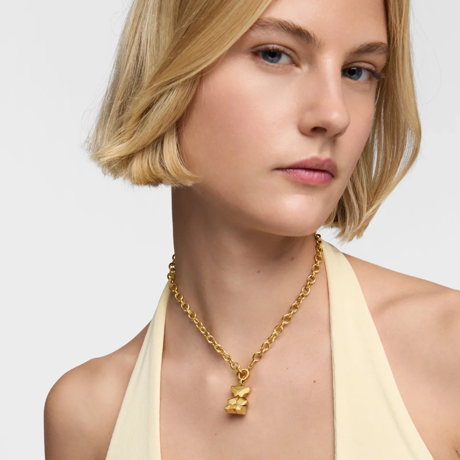 שרשרת זהב אופנתית על דוגמנית, תכשיטים יוקרתיים CHOZEN קבוצת אלפא