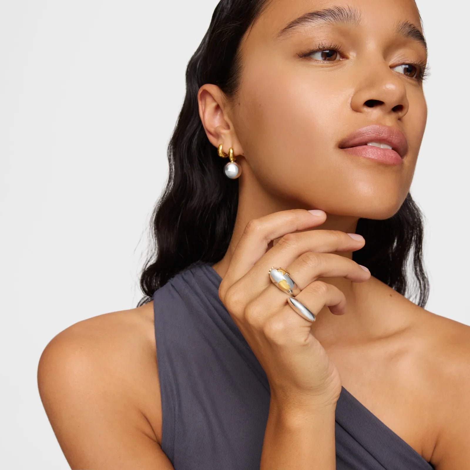 אישה לובשת עגילים ותכשיטים אלגנטיים מזהב מכסף, CHOZEN, צילום אופנה מקצועי