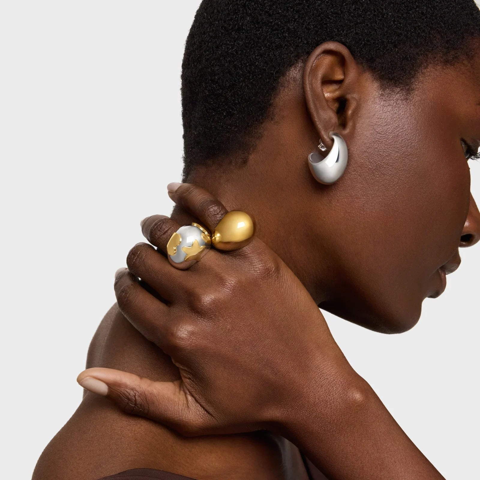 אישה עם עגיל כסף וטבעות זהב וכסף, תכשיטים יוקרתיים, CHOZEN מותגים מובילים