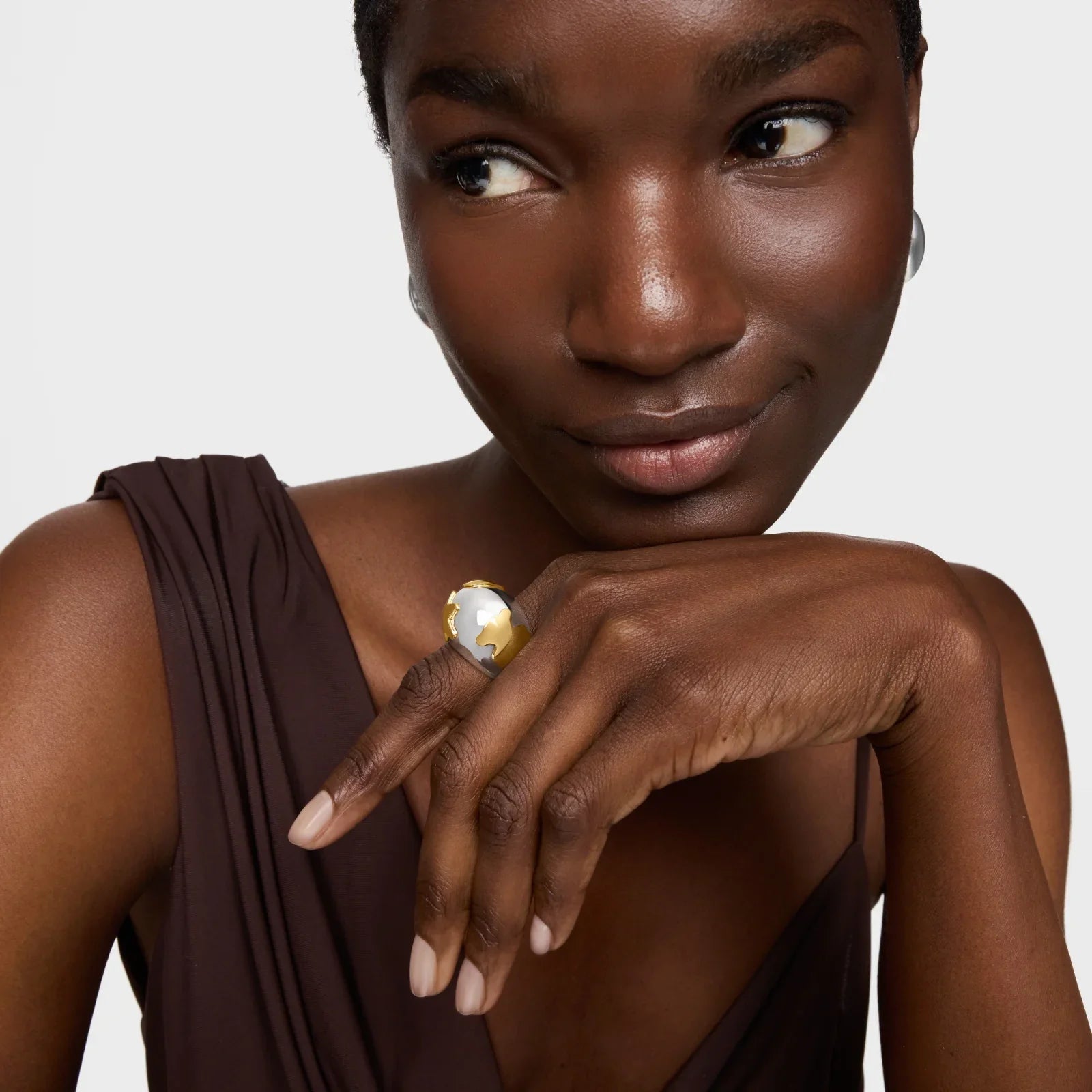 אישה עונדת טבעת עיצוב מודרני בגווני זהב ולבן, צילום קמפיין CHOZEN