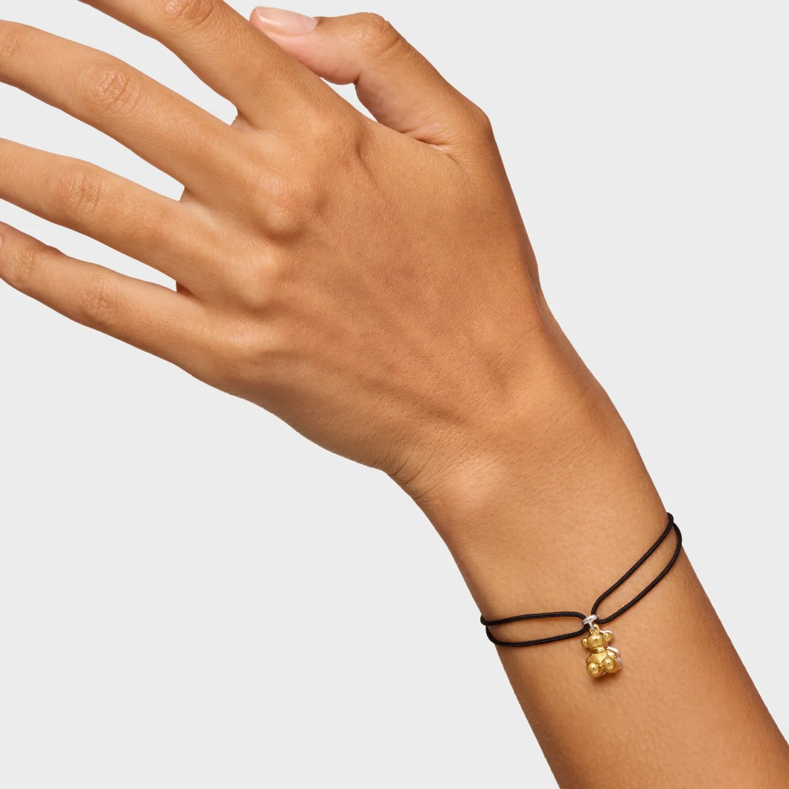 צמיד חוט שחור עם תליון דובון זהב על פרק יד, קולקציית תכשיטי CHOZEN