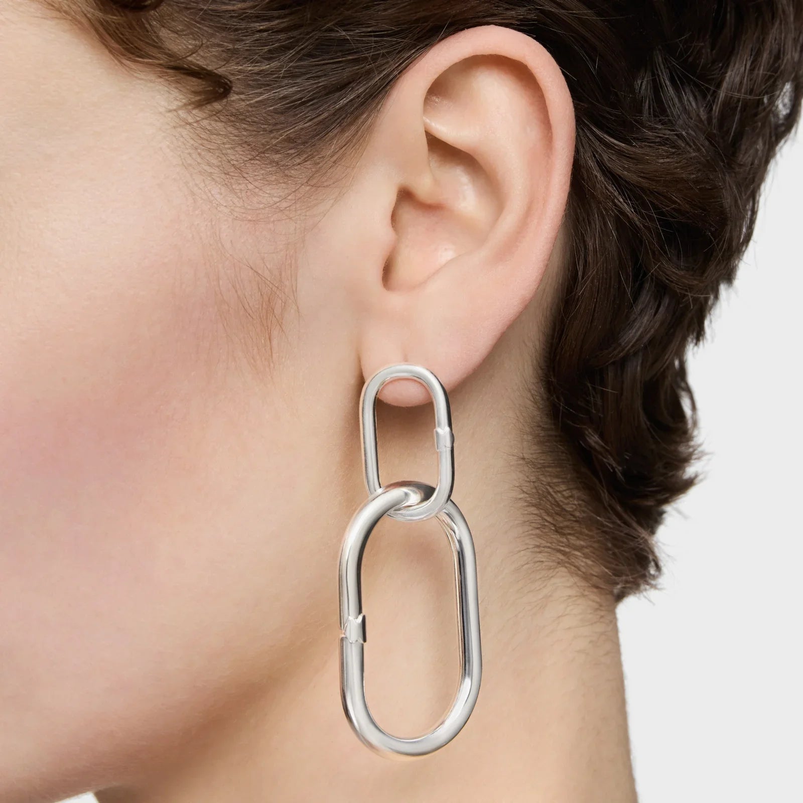 עגיל כסף בסגנון מודרני מבית CHOZEN על אוזן, תכשיטים יוקרתיים באופנה עכשווית