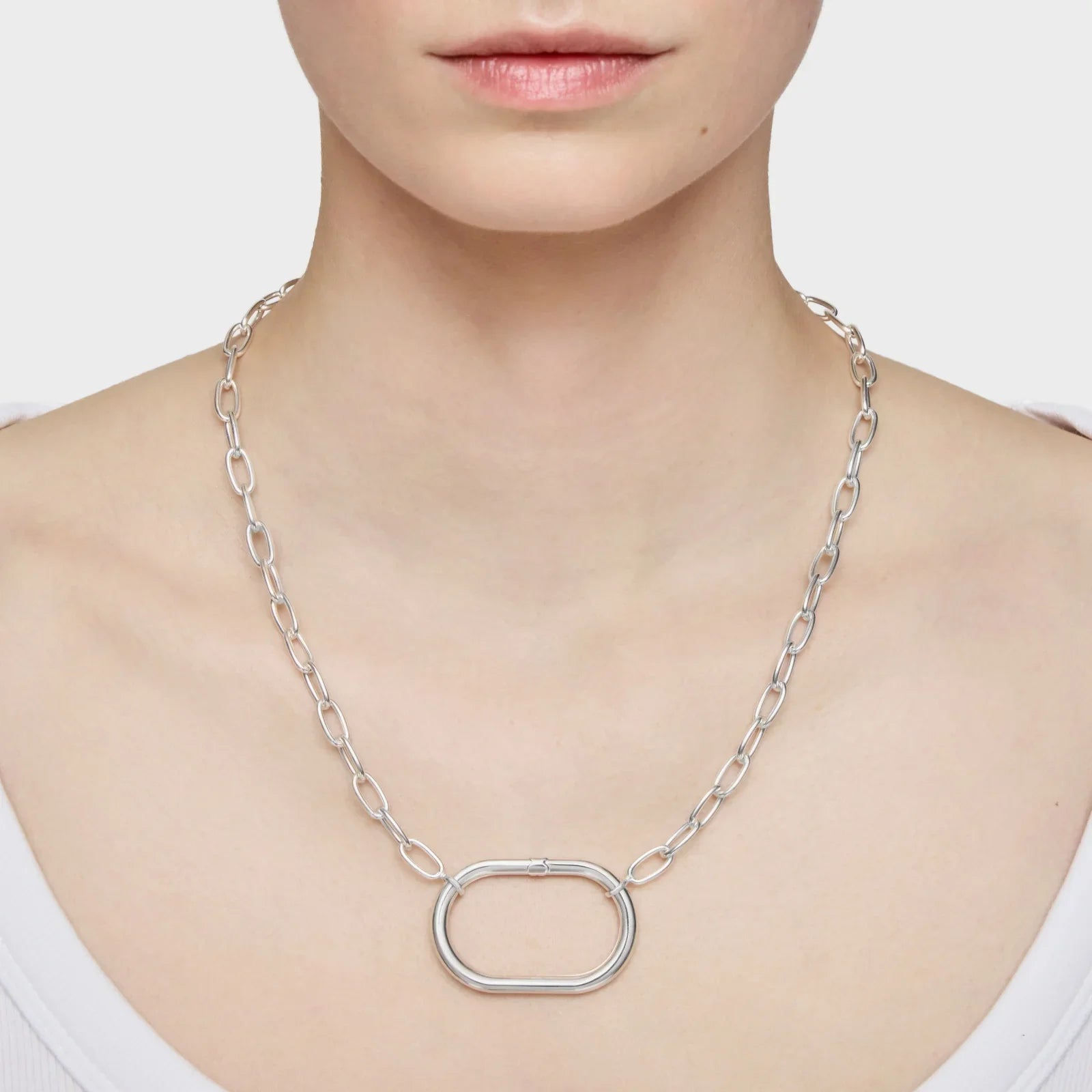 שרשרת כסף אופנתית עם חוליה גדולה, מבית CHOZEN, מצולמת על צוואר דוגמנית