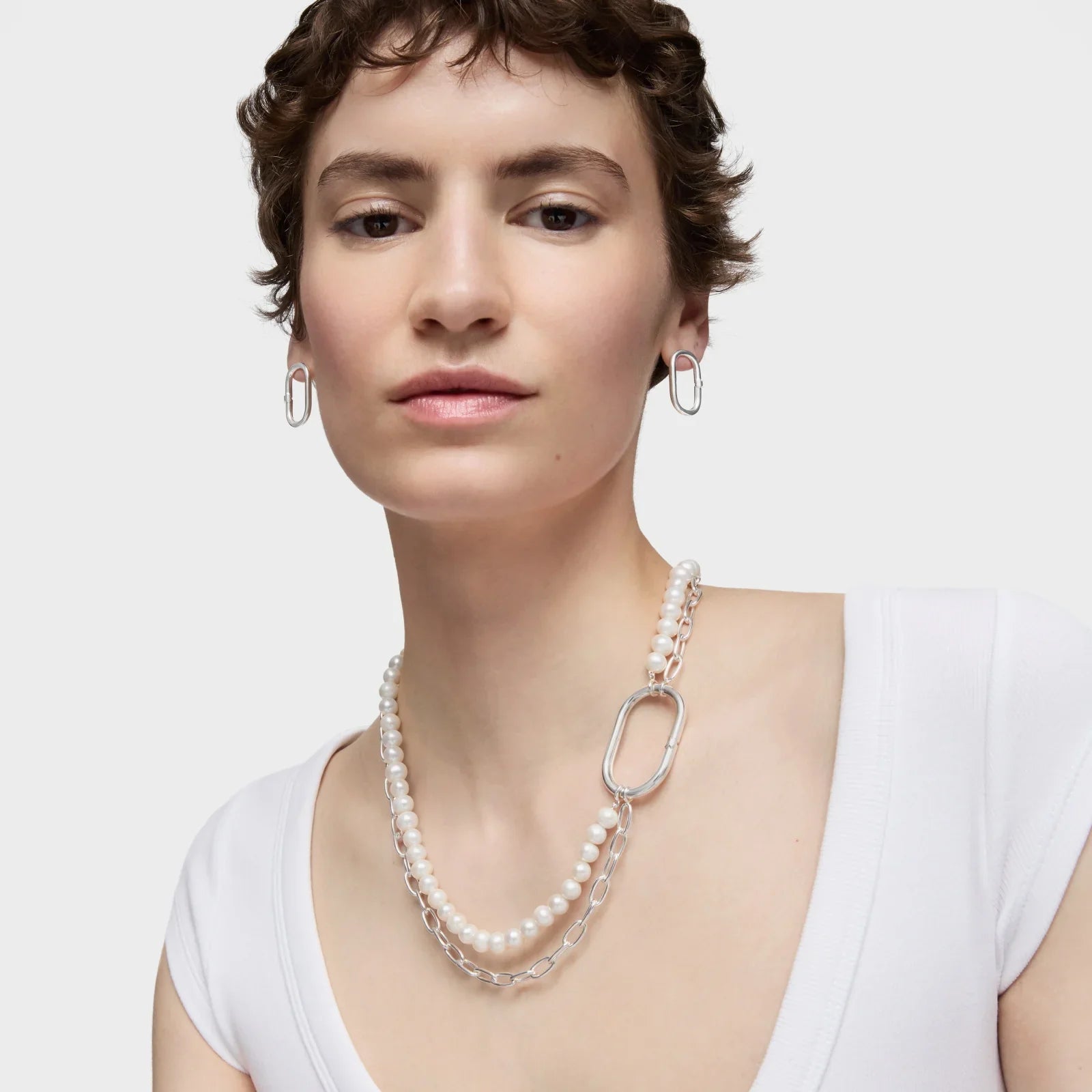 דוגמנית עונדת שרשרת פנינים וכסף ועגילי כסף, תכשיטים אופנתיים מבית CHOZEN