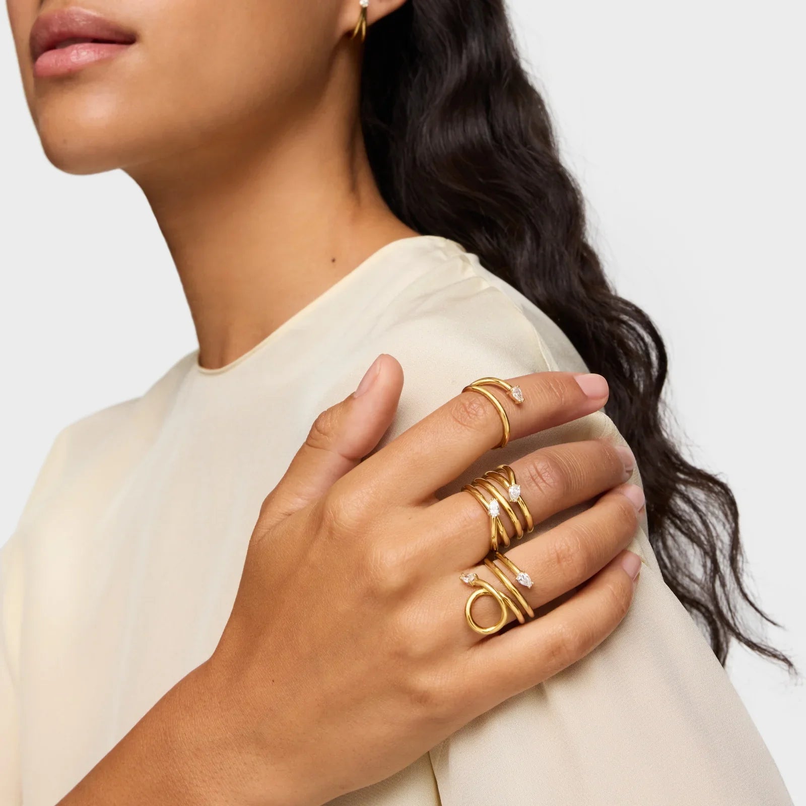 אישה עם טבעות זהב מעוצבות ויהלומים על אצבעות, צילום תדמית CHOZEN תכשיטים יוקרתיים