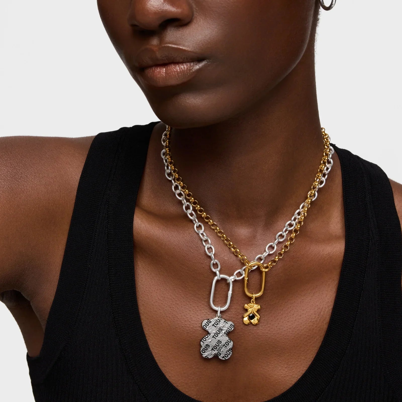 דוגמנית עם שני שרשראות גורמט זהב וכסף עם תליונים מעוצבים, תכשיטי אופנה CHOZEN