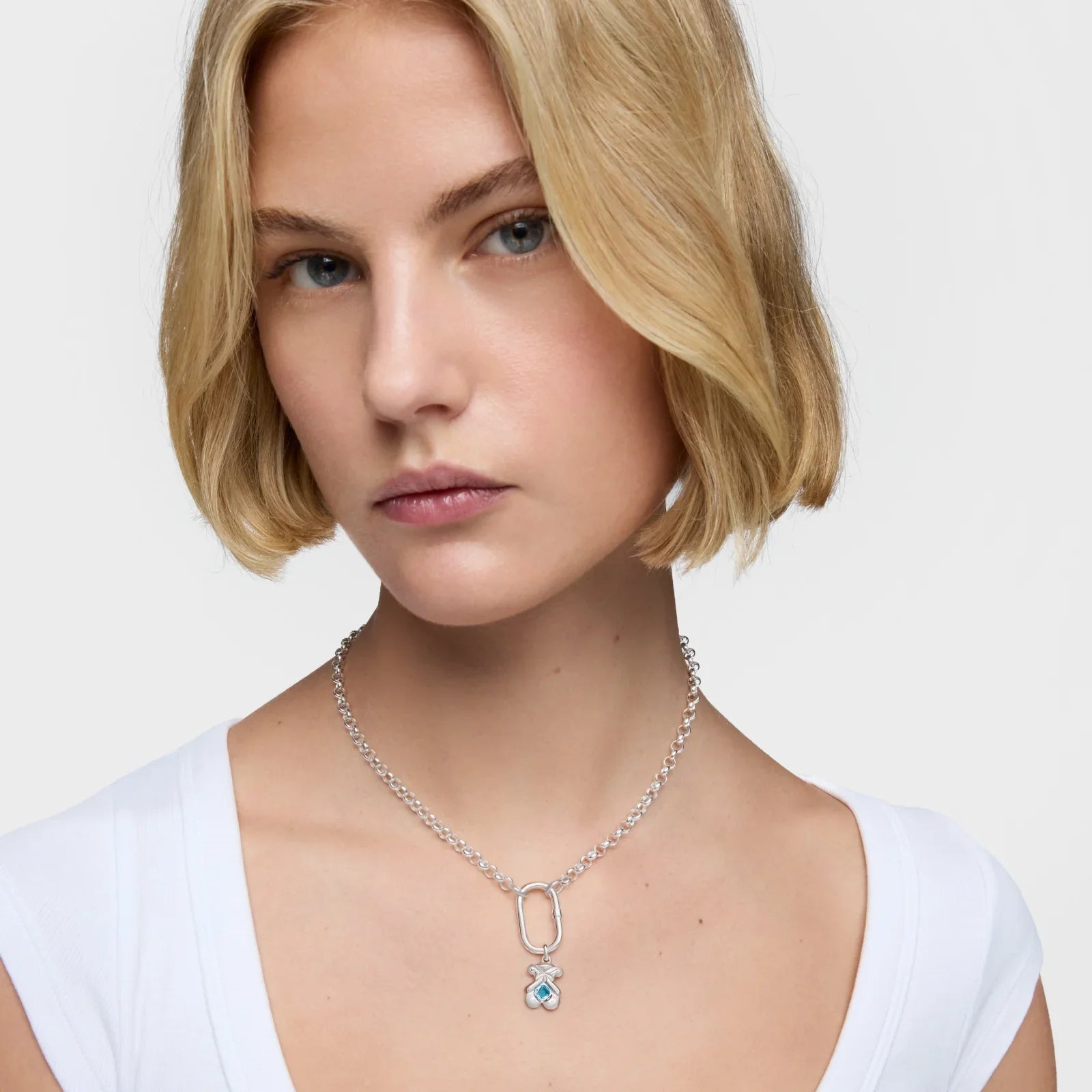 דוגמנית עם שרשרת כסף ותליון לב תכלת, תכשיטים יוקרתיים מבית CHOZEN