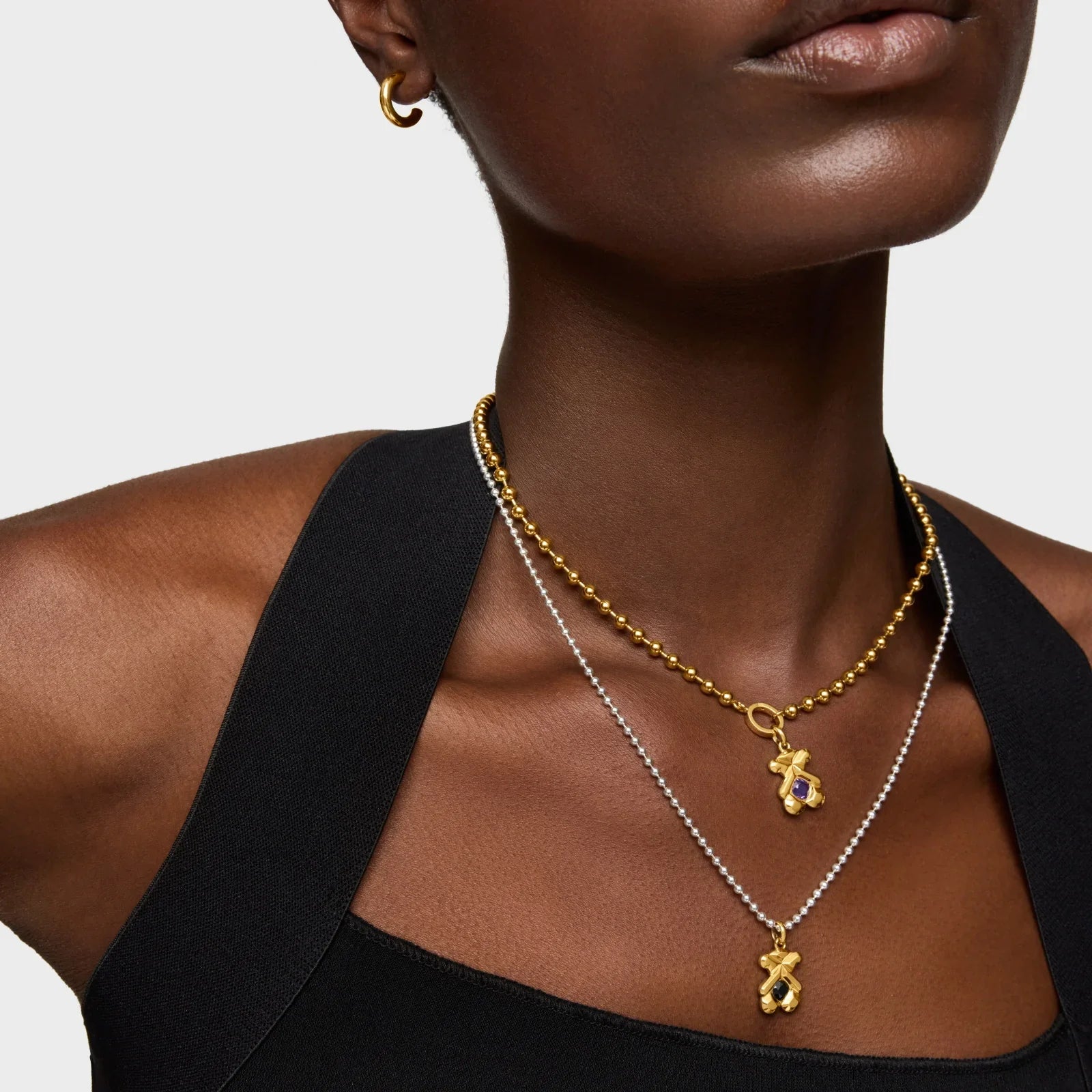 אישה עם שרשראות זהב וכסף ותליונים מעוצבים, עגיל צמוד, צילום תכשיטים מותג CHOZEN