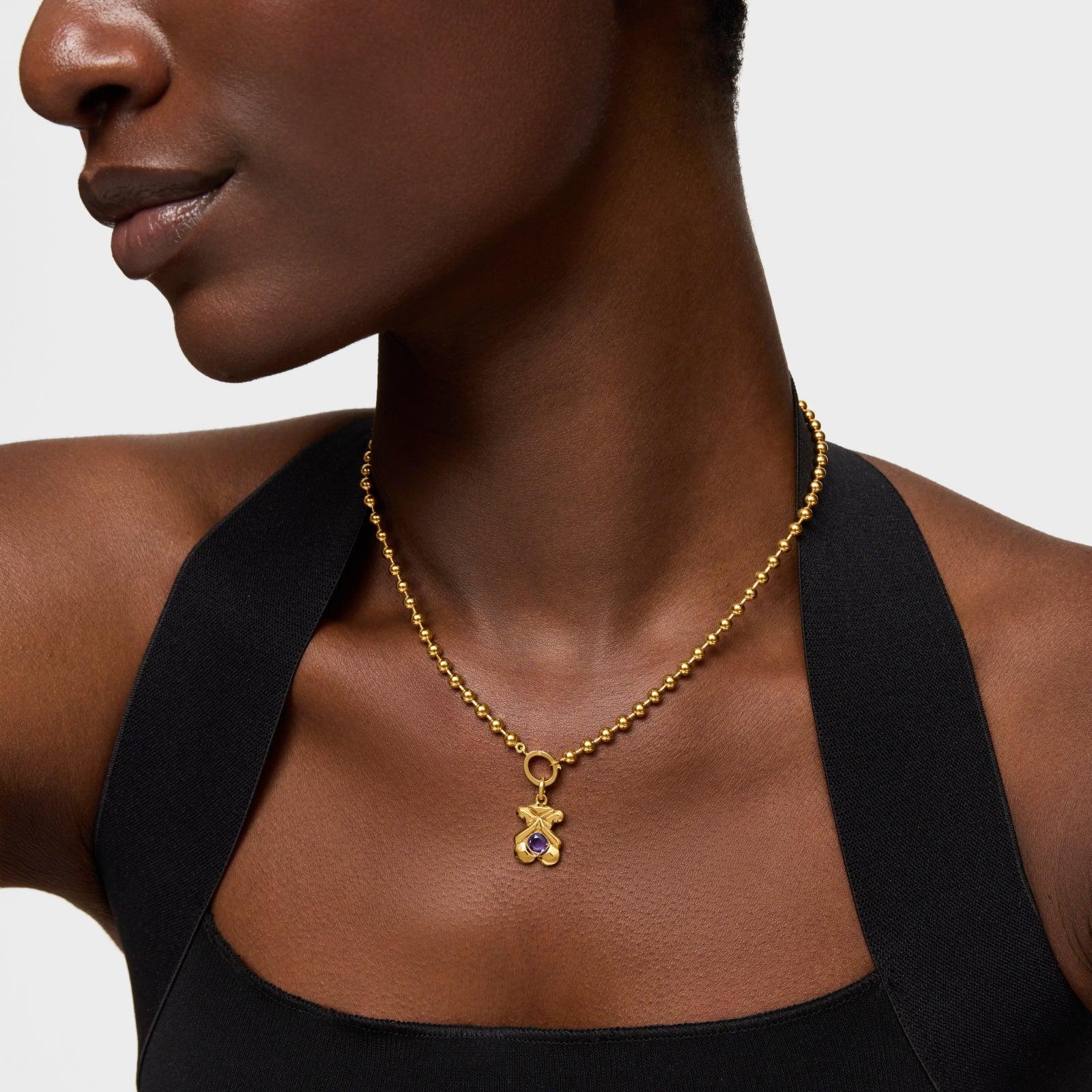 שרשרת זהב כדורים עם תליון דובי וסגול על דוגמנית, תכשיטי יוקרה CHOZEN