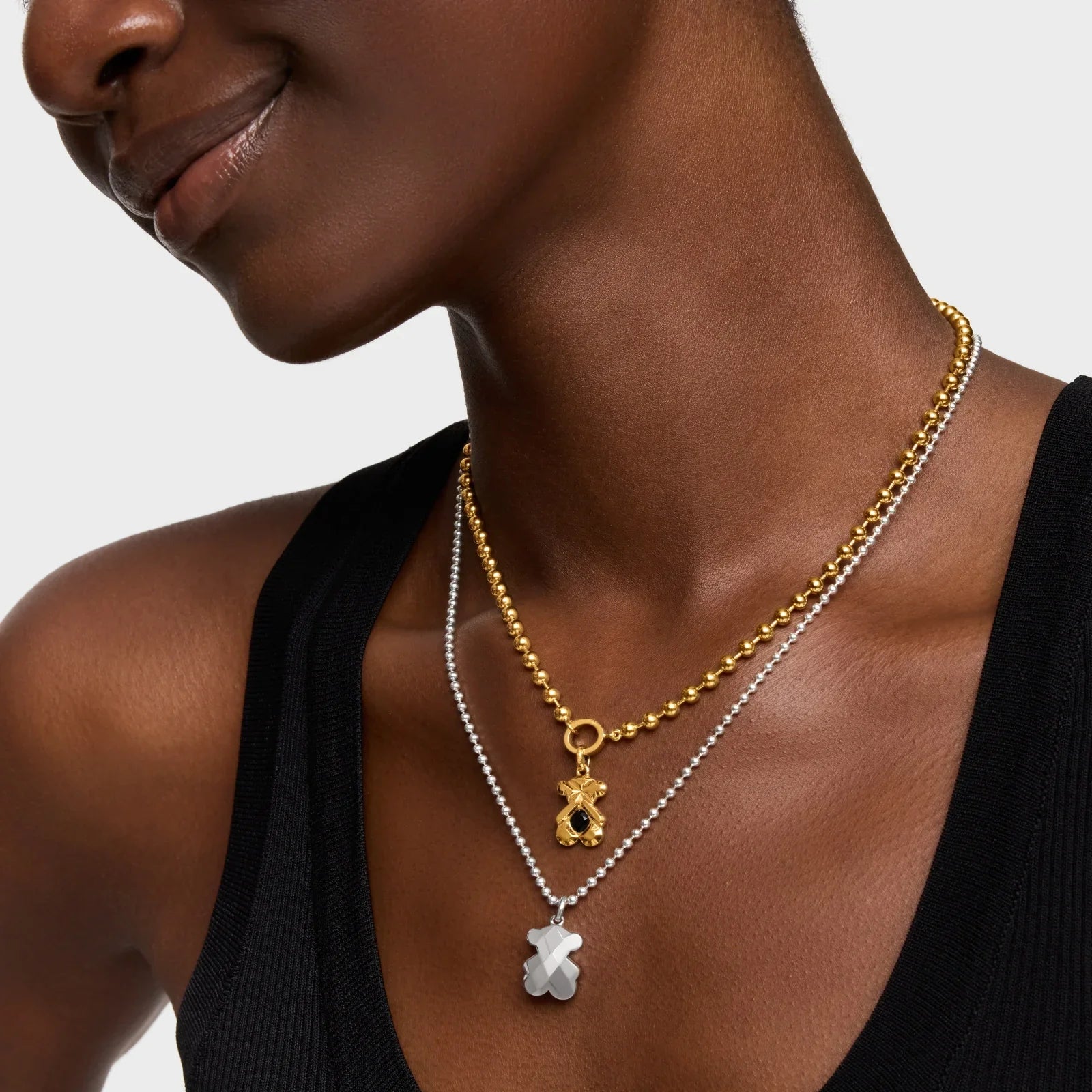 דוגמנית לובשת שרשרת גורמט זהב ושרשרת כסף עם תליון, תכשיטים אופנתיים מבית CHOZEN