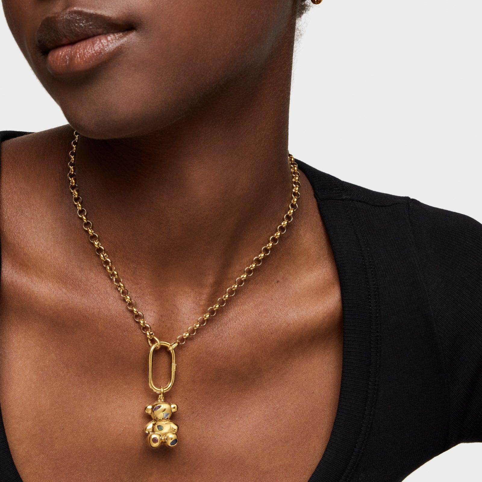 שרשרת זהב עם תליון דובי אופנתי על דוגמנית, תכשיטים יוקרתיים CHOZEN