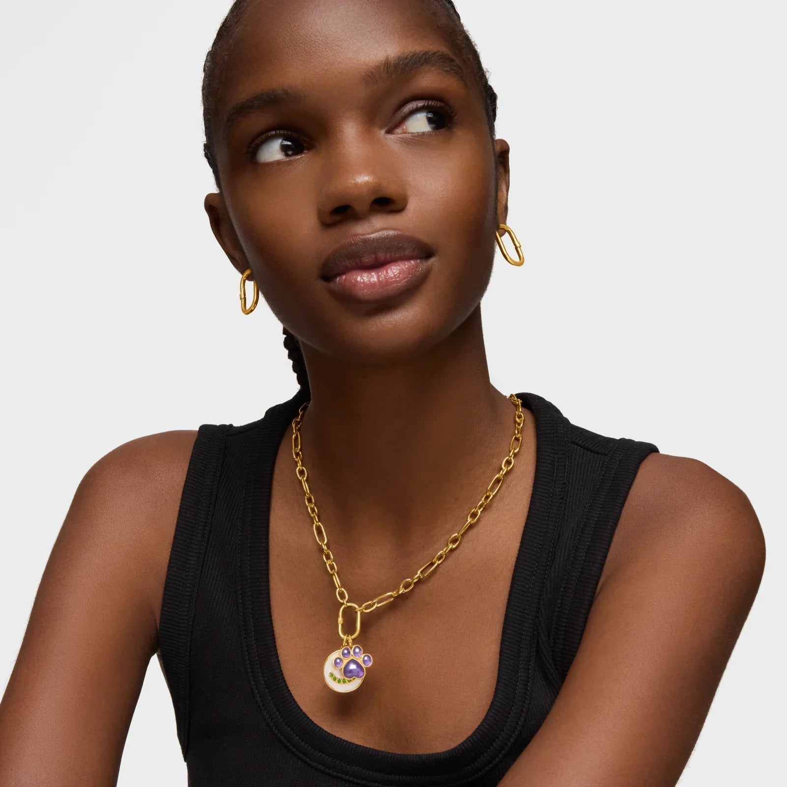 דוגמנית עם שרשרת זהב ותליון סגול, עגילי זהב, קולקציית תכשיטים CHOZEN