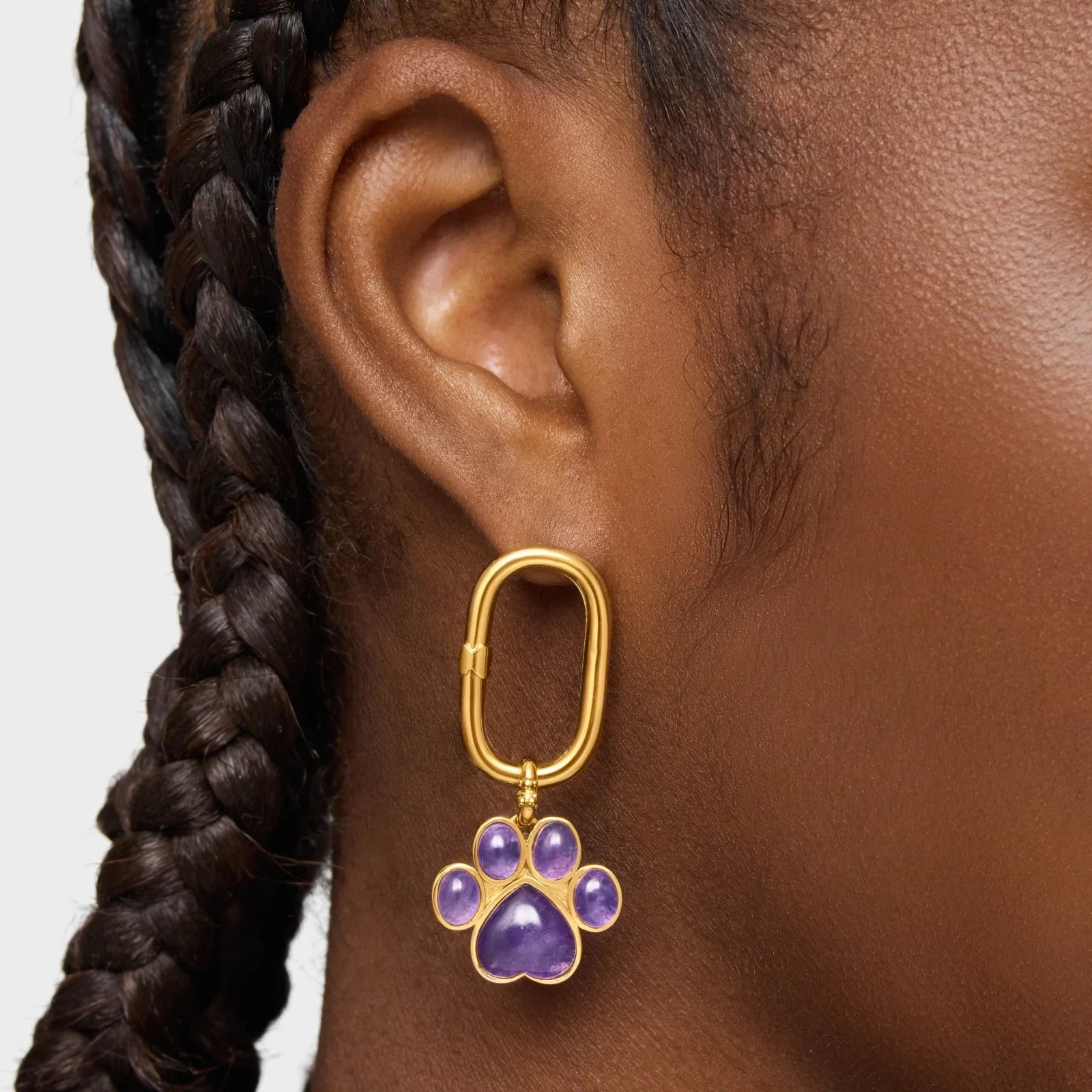 עגיל זהב תליון כף רגל סגולה על אוזן, תכשיטים מעוצבים CHOZEN