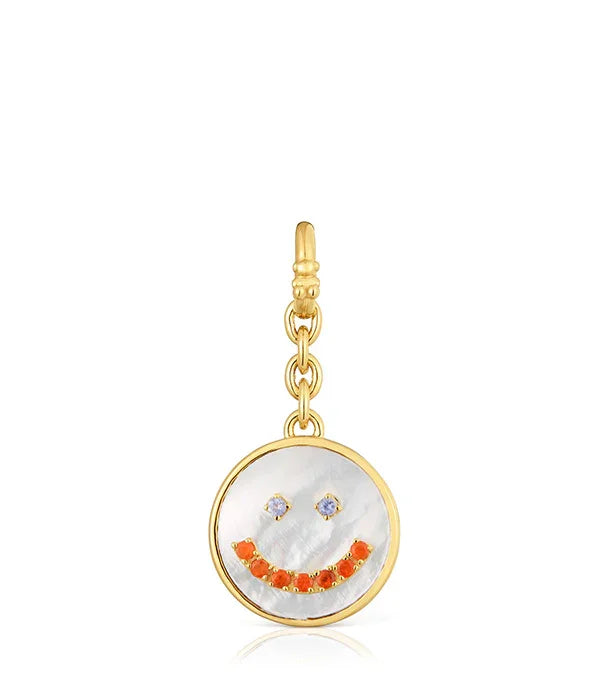 תליון עגול מזהב עם פרצוף סמיילי ואבני חן כתומות ולבנות מבית המותגים של CHOZEN