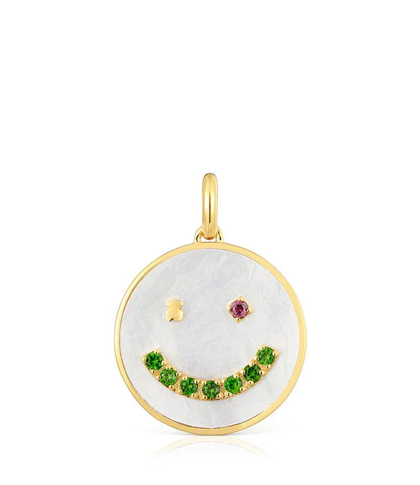 תליון עגול מזהב עם אבני חן ירוקות ועיצוב סמיילי, מותג CHOZEN