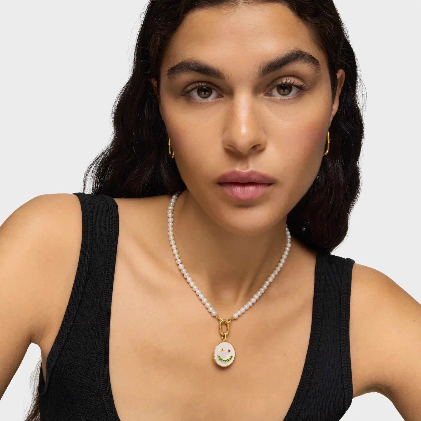 דוגמנית עונדת שרשרת פנינים עם תליון סמיילי, צילום לאתר CHOZEN מותגים מובילים