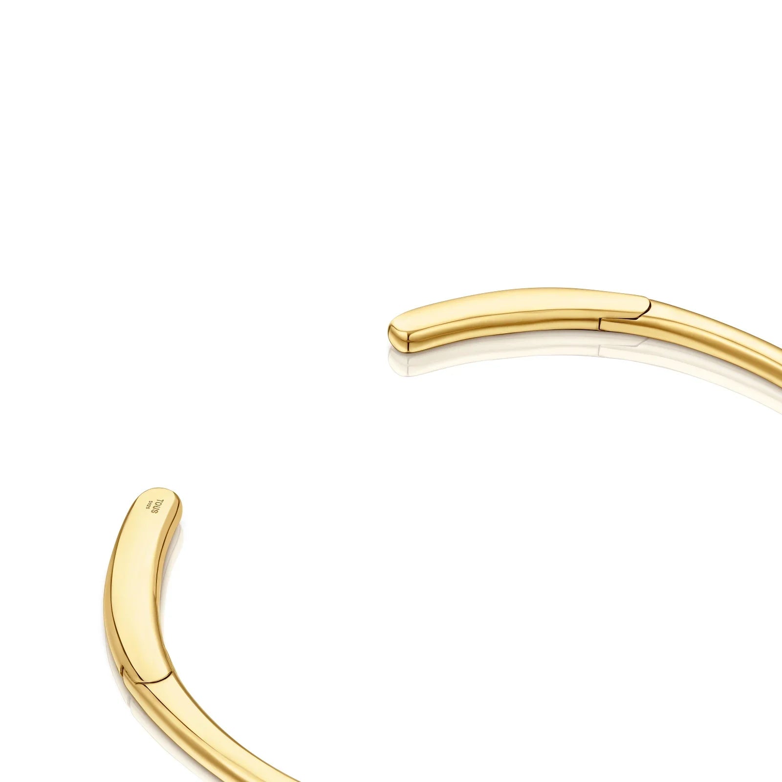 צמיד פתוח בציפוי זהב מבריק, עיצוב יוקרתי, מוצג על רקע לבן, CHOZEN מותגים מובילים