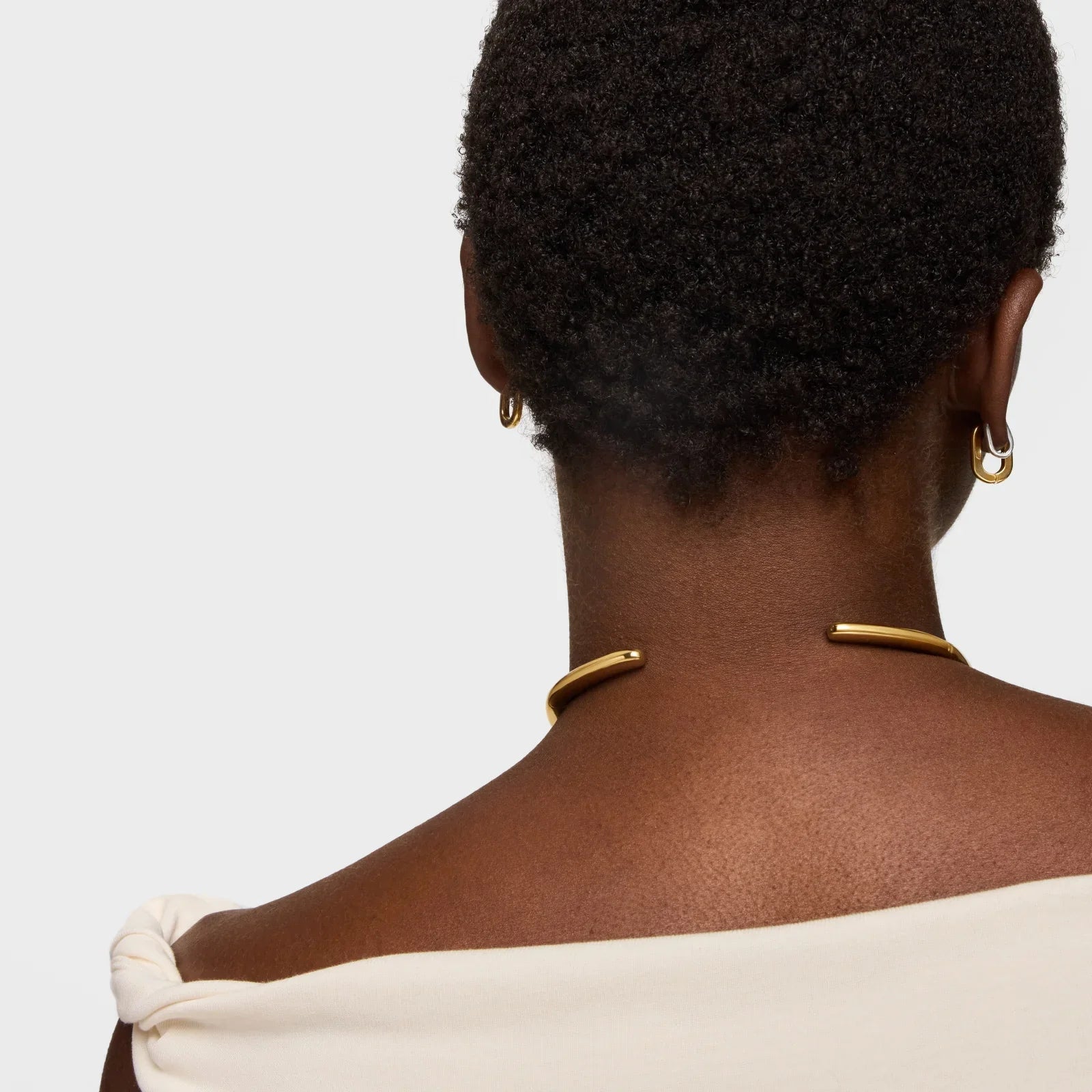 אישה עונדת שרשרת זהב ועגילי זהב, צילום גב, רקע לבן, תכשיטים יוקרתיים CHOZEN