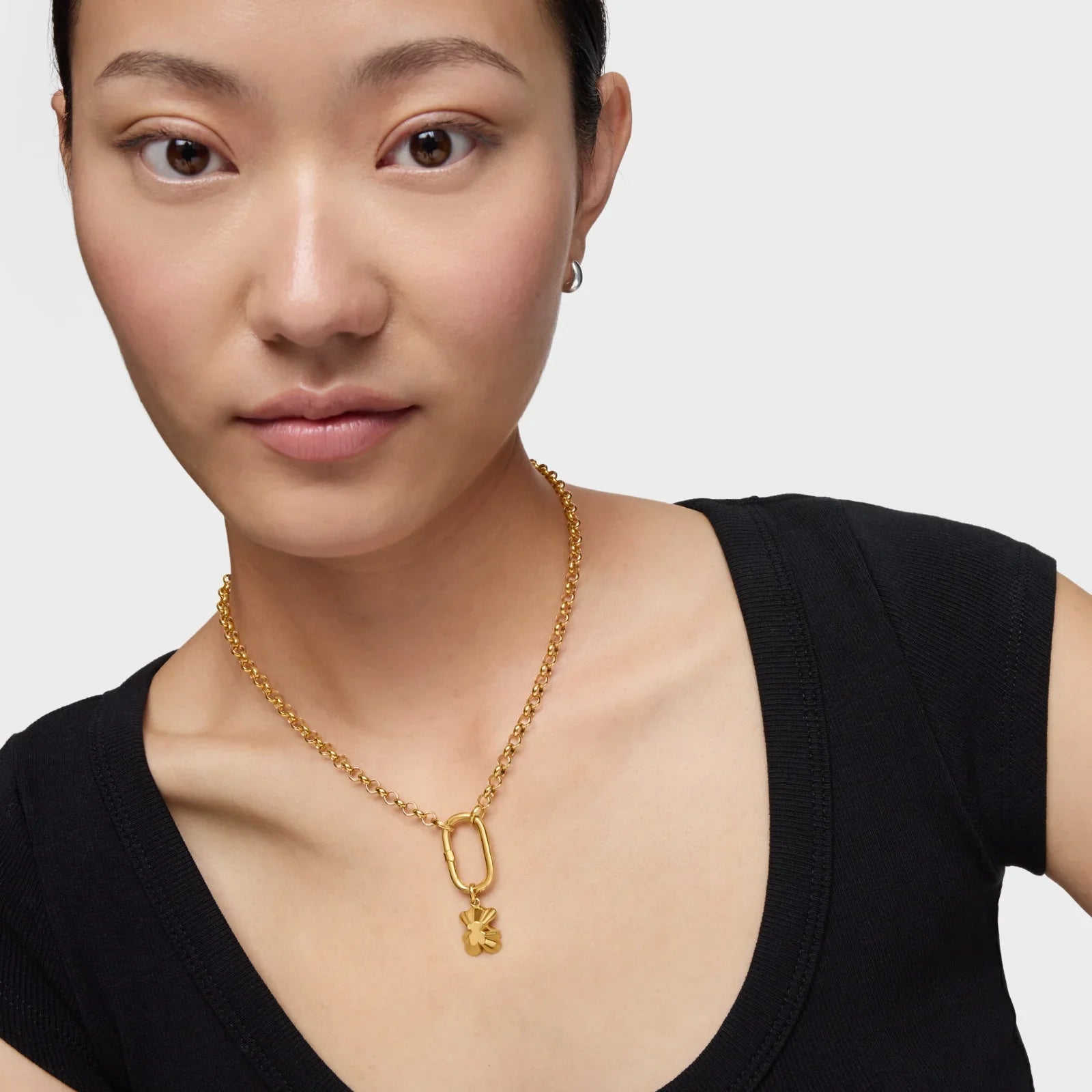 אישה עונדת שרשרת זהב מעוצבת עם תליון, צילום תקריב לקטלוג CHOZEN