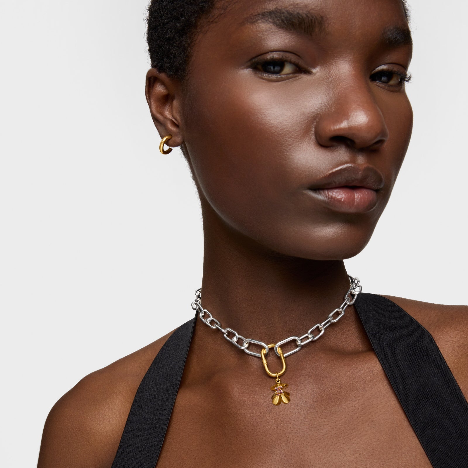 טואוס תליון במוטיב דובי בטקסטורה ובשיבוץ אבני חן Sweet 40s מכסף ועליו זהב 18 קראט