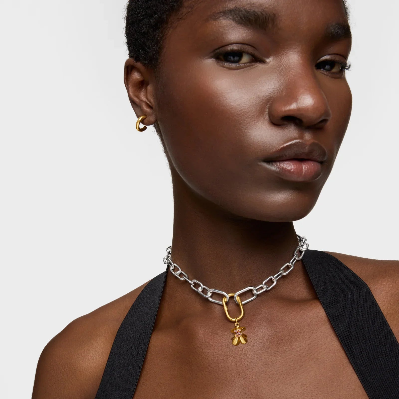 דוגמנית עונדת עגיל זהב קטן ושרשרת כסף עם תליון זהב אופנתי, צילום תדמית CHOZEN