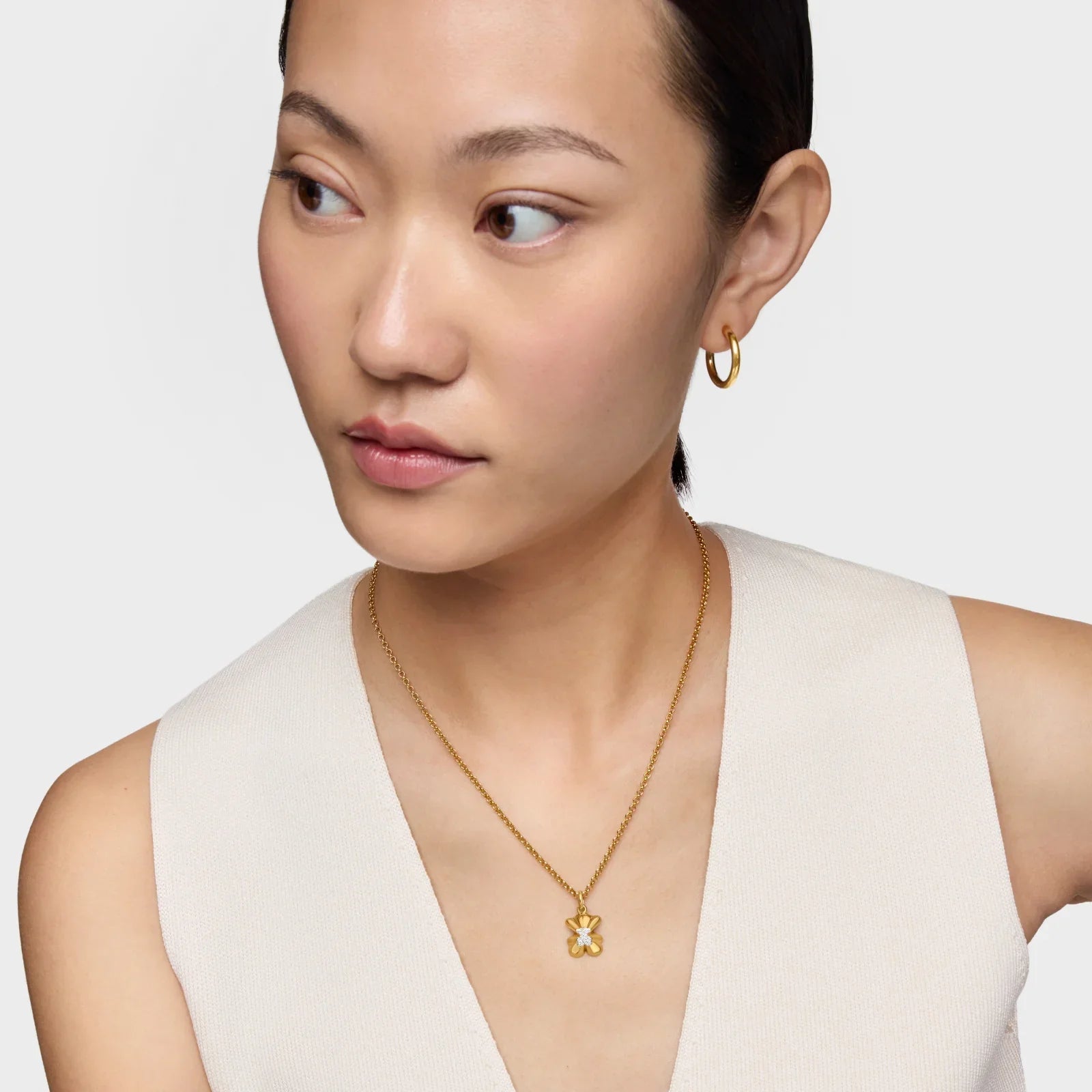 אישה עונדת עגיל חישוק בצבע זהב ושרשרת עם תליון פרח, תכשיטים יוקרתיים CHOZEN