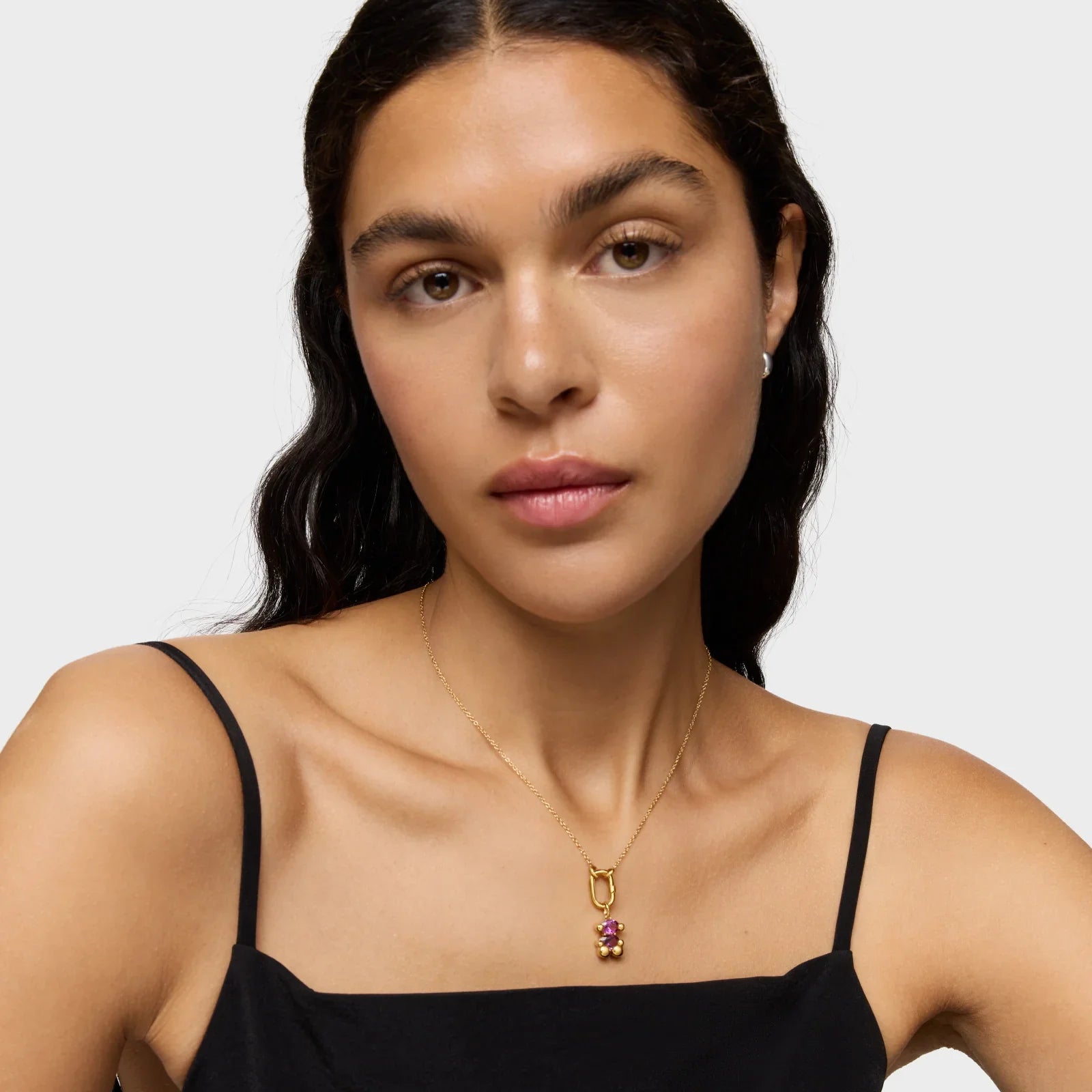 אישה עם שרשרת זהב ותליון בצורת דוב, מותג אופנה CHOZEN, צילום על רקע לבן