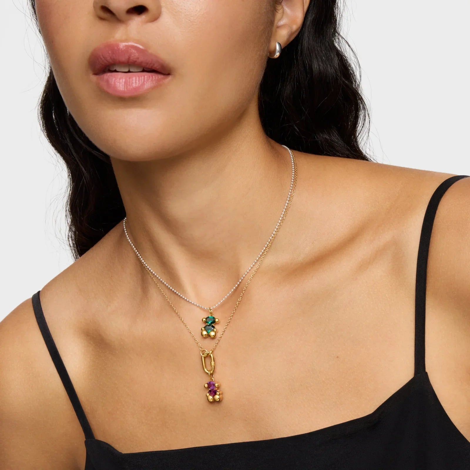 שרשרת זהב כפולה עם תליוני אבני חן צבעוניים על דוגמנית, CHOZEN תכשיטים יוקרתיים