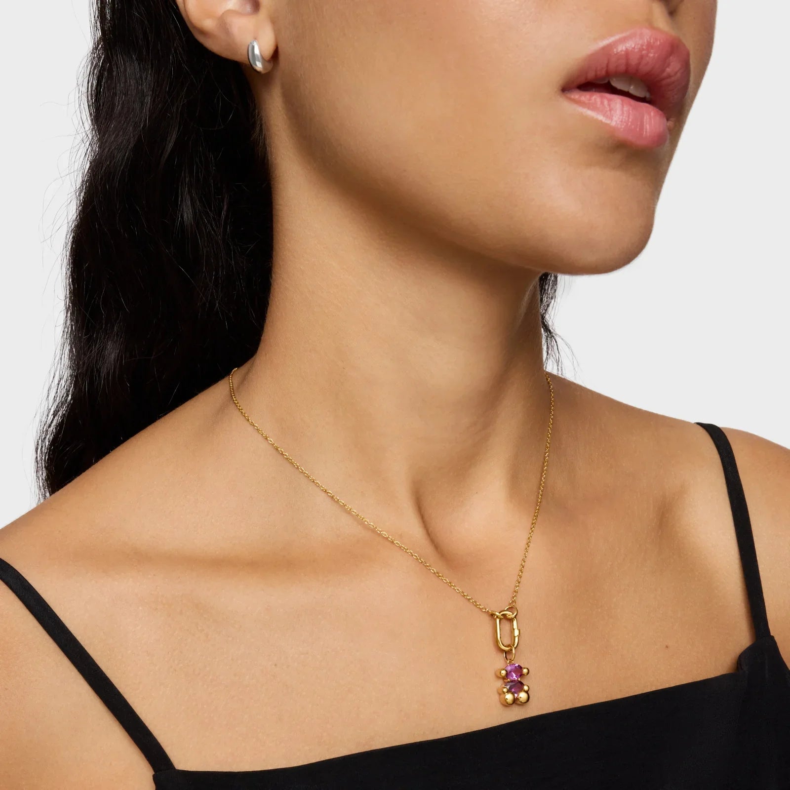 שרשרת זהב עם תליון דוב סגול משובץ, על צוואר אישה, צילום קמפיין תכשיטים CHOZEN