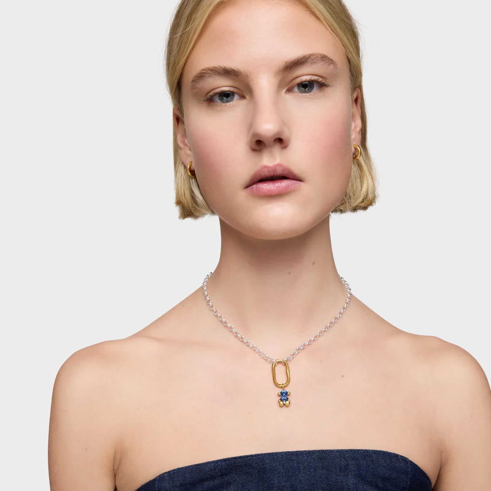 דוגמנית עם שרשרת יוקרתית ותליון זהב וכחול, מבית CHOZEN אלפא, צילום מוצר אופנה