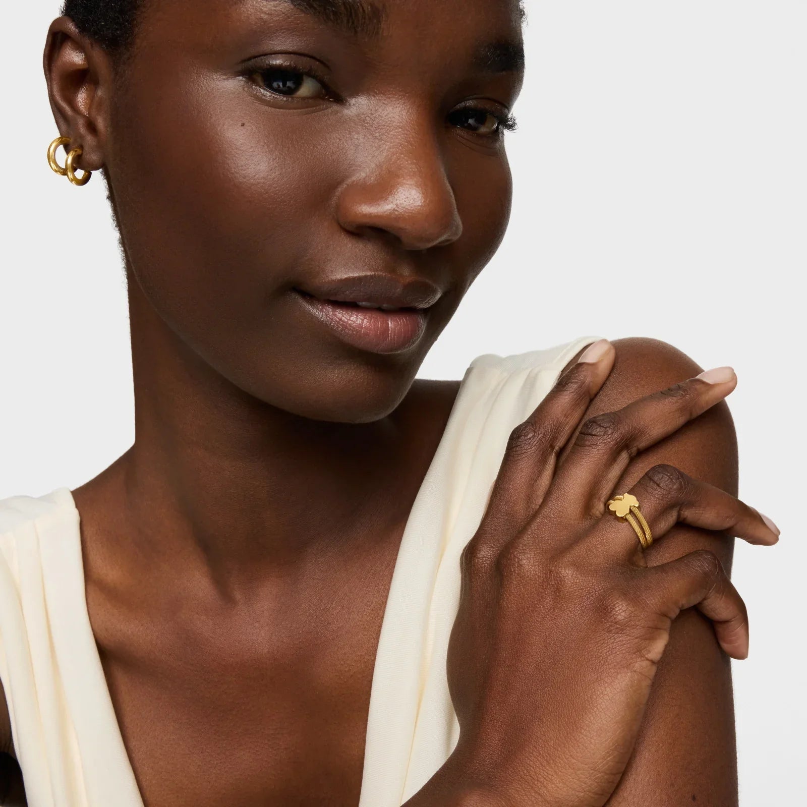 דוגמנית עונדת עגילי זהב וטבעת פרח יוקרתית, צילום תדמית אופנה CHOZEN