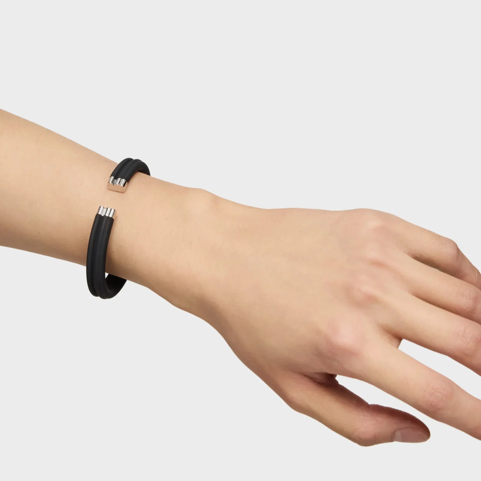 צמיד אופנתי בצבע שחור עם סיומות מתכת על יד, קולקציית תכשיטים CHOZEN