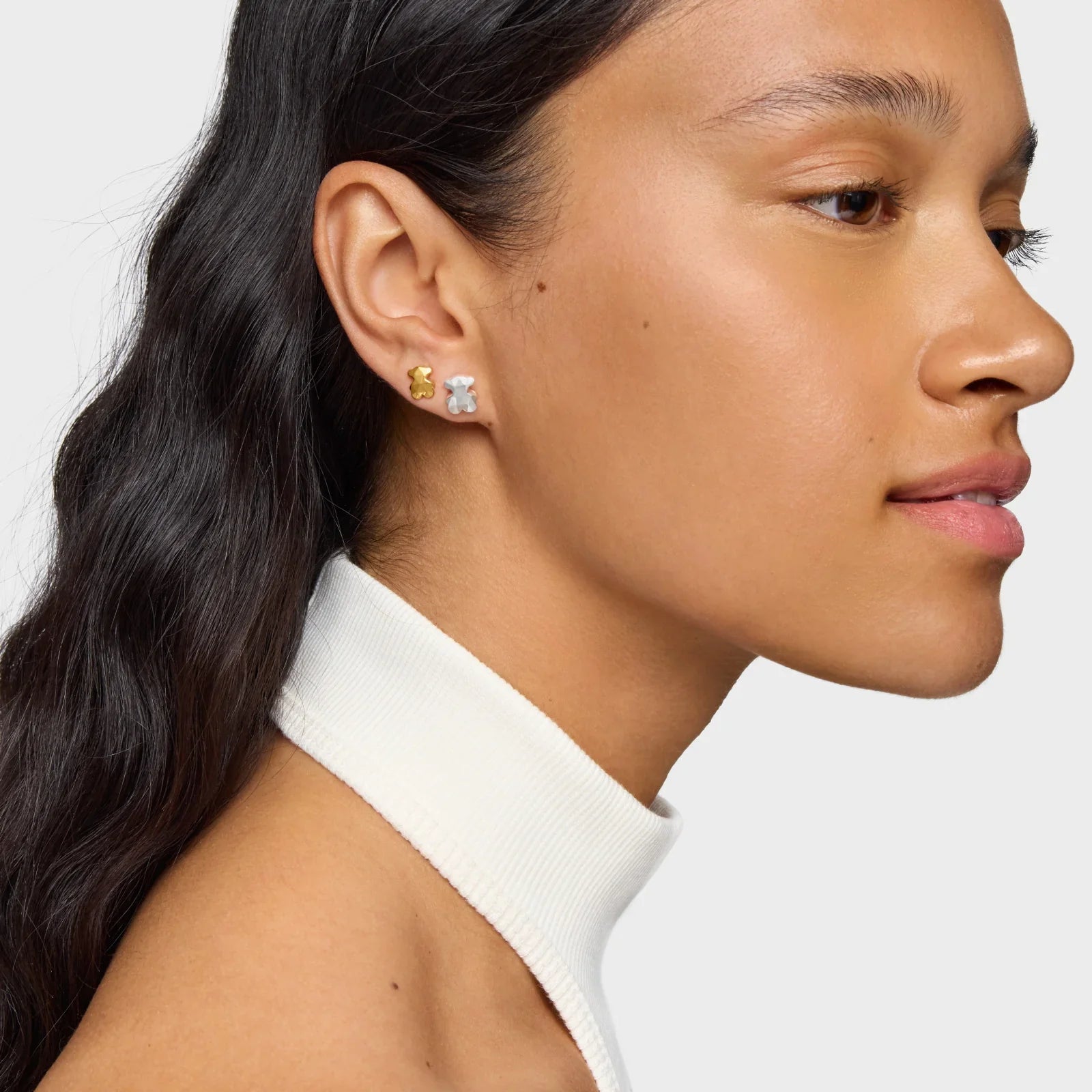 אישה עונדת עגילי דובי מזהב וכסף, צילום תקריב, מותג CHOZEN, אופנה יוקרתית