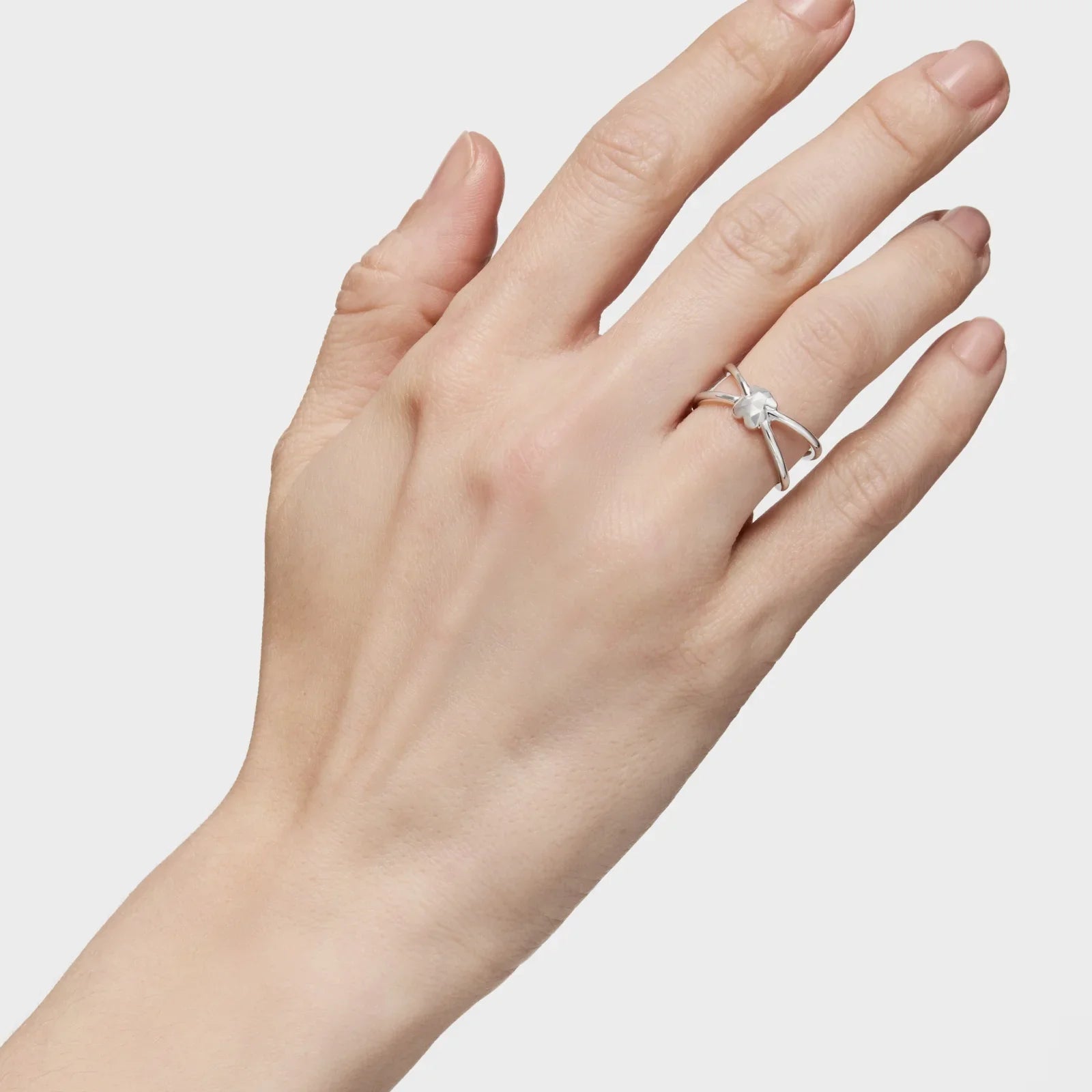 טבעת כסף בעיצוב מודרני על יד אישה, תכשיטי CHOZEN, מותגים מובילים מבית אלפא