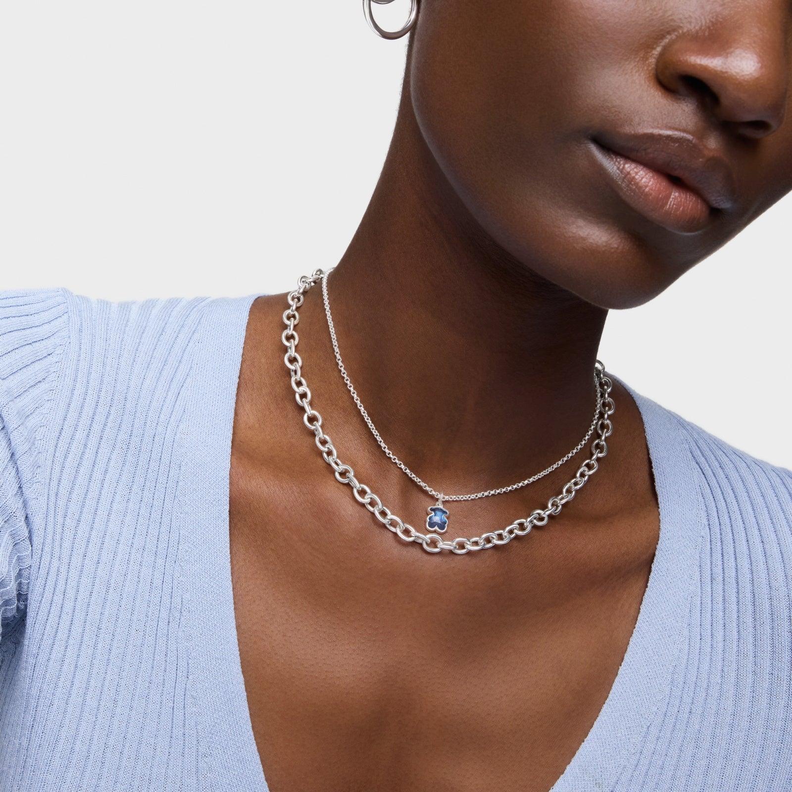 שרשרת כסף עם תליון כחול על דוגמנית, צילום תקריב, CHOZEN מותגים מובילים